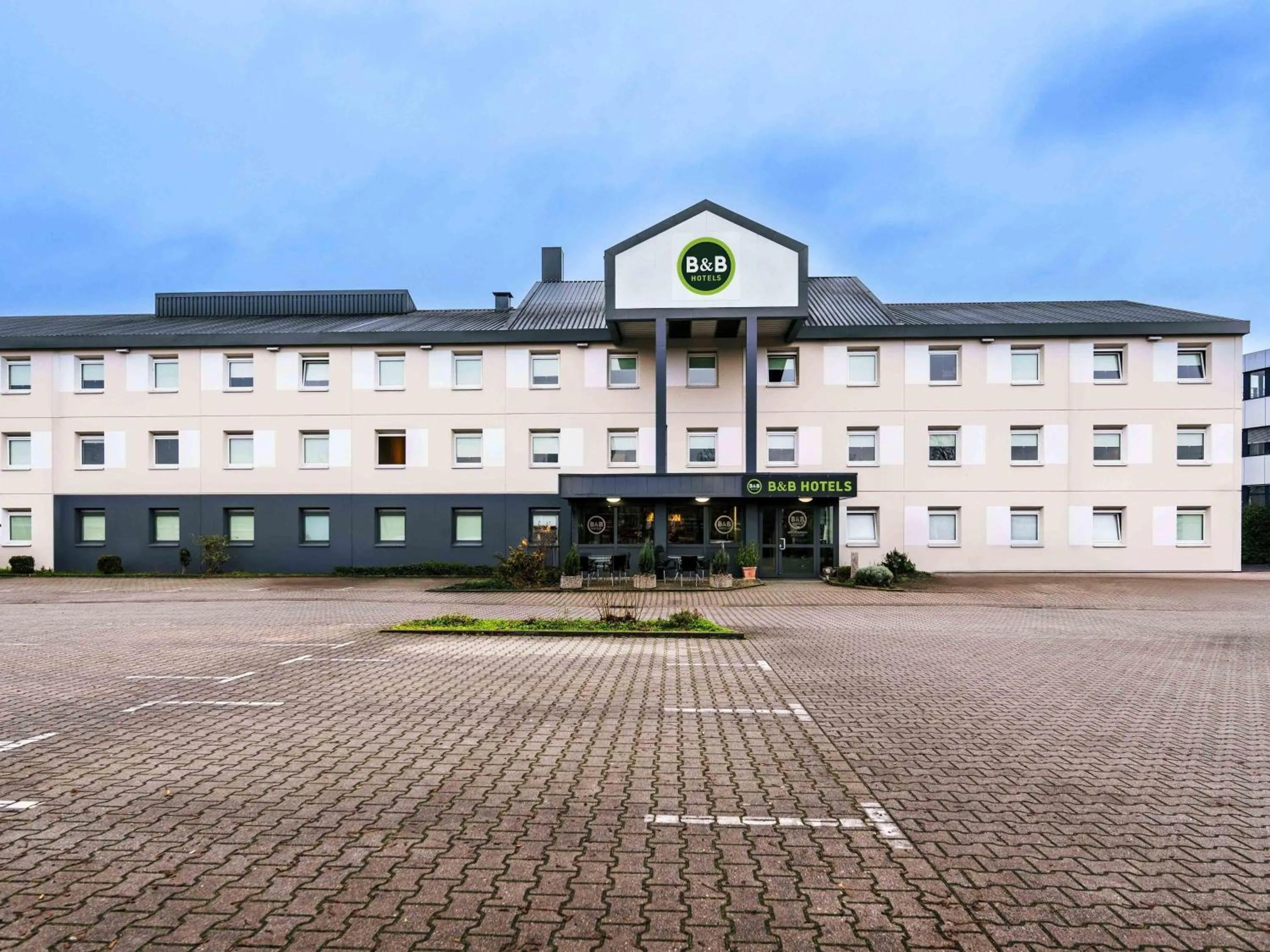 Property building in B&B HOTEL Erlangen-Tennenlohe