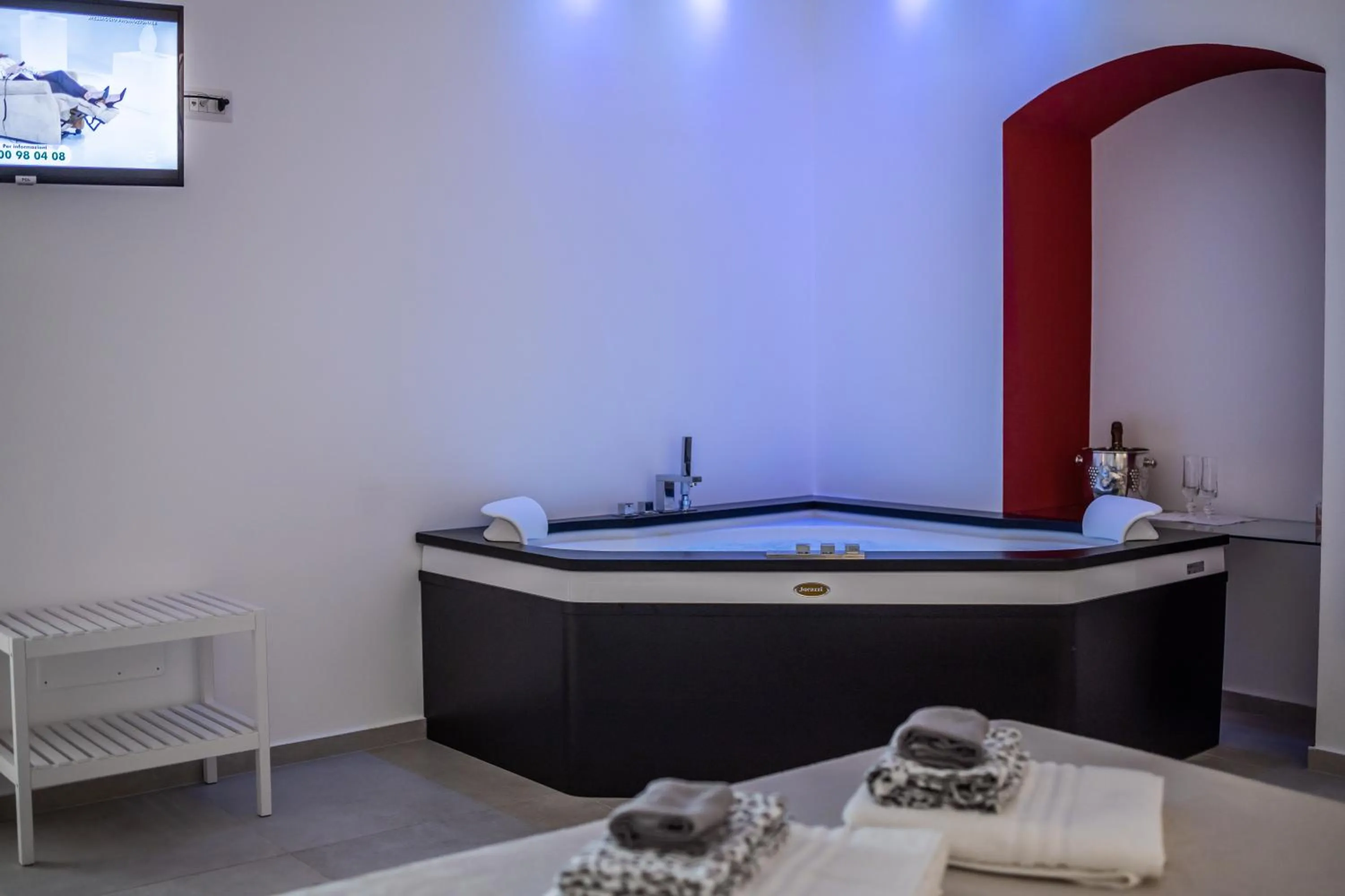 Hot Tub in Vincent Suite Luxury B&B