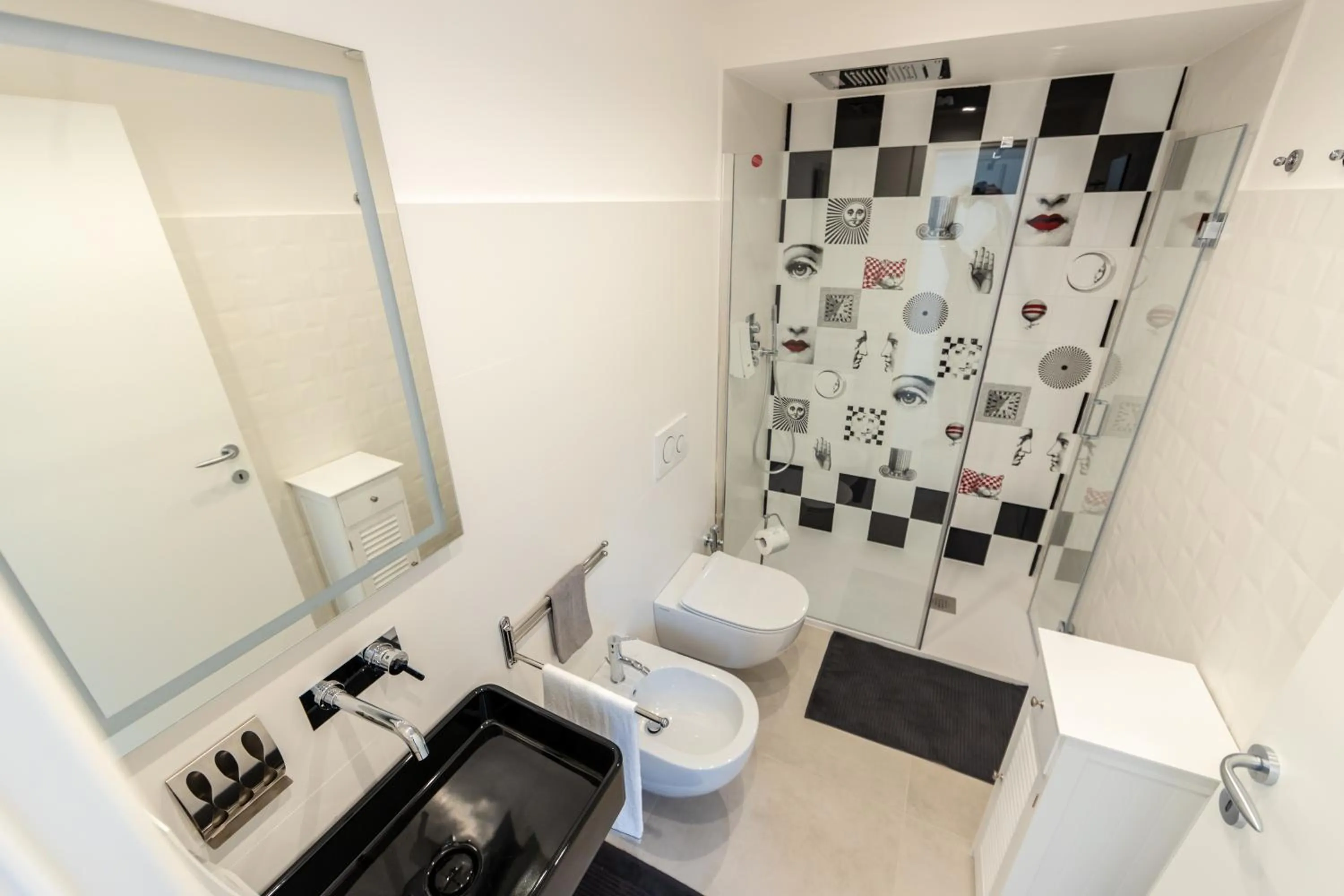 Shower in Vincent Suite Luxury B&B