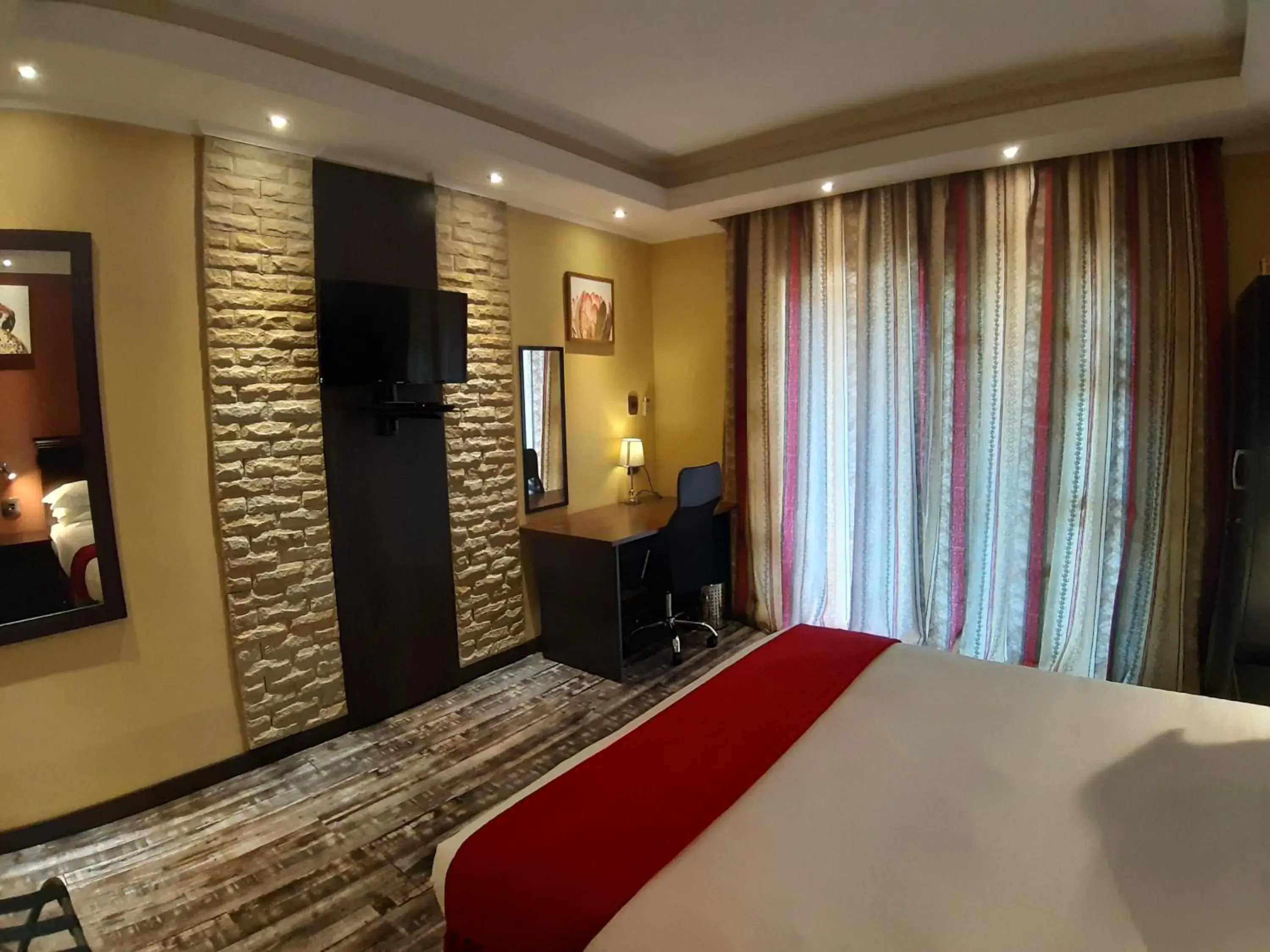 Deluxe Double Room with Bath in Citystay Ladybrand Deluxe Double Room with Bath in Citystay Ladybrand