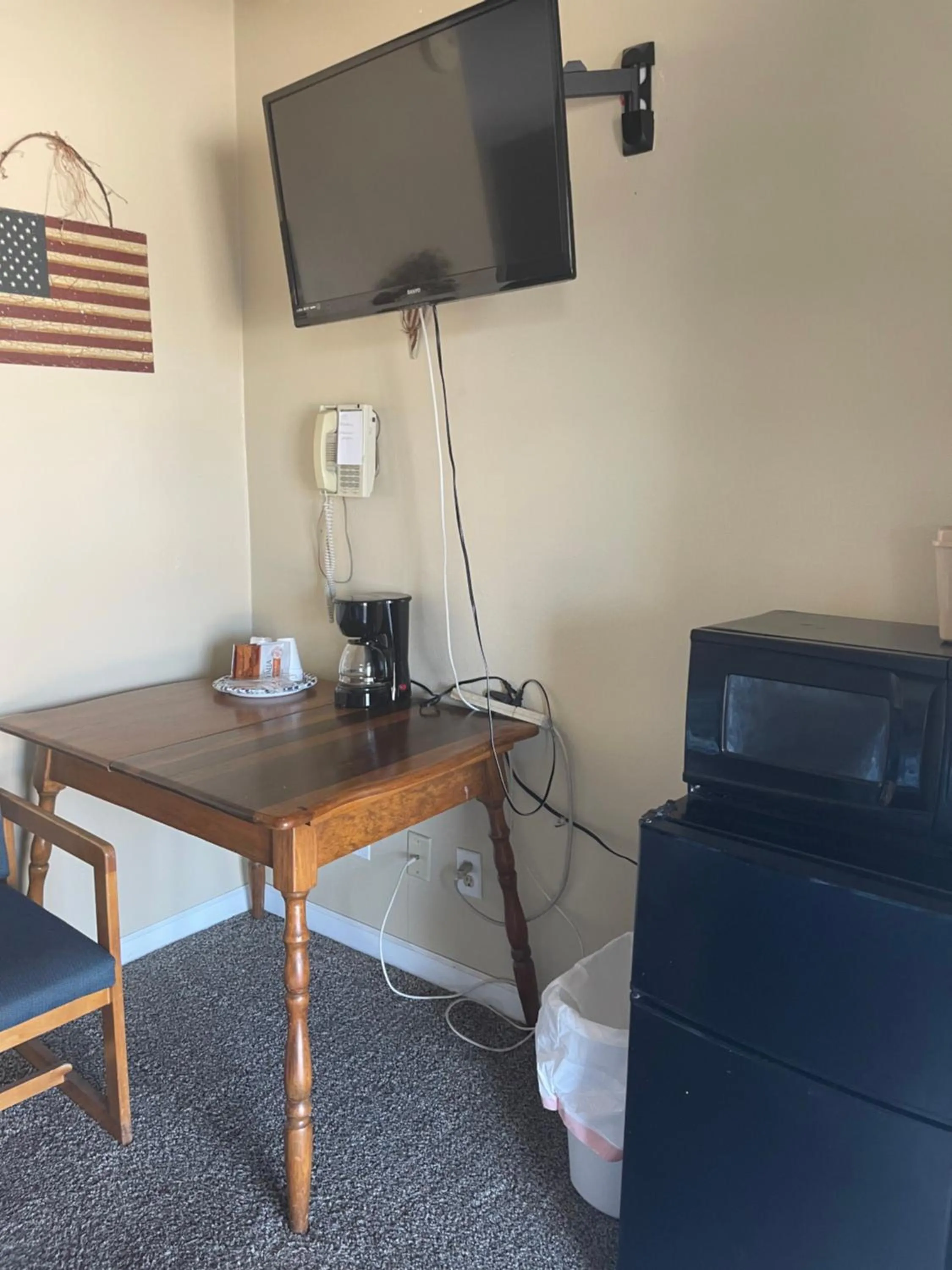 Coffee/tea facilities in HOMETOWN INN