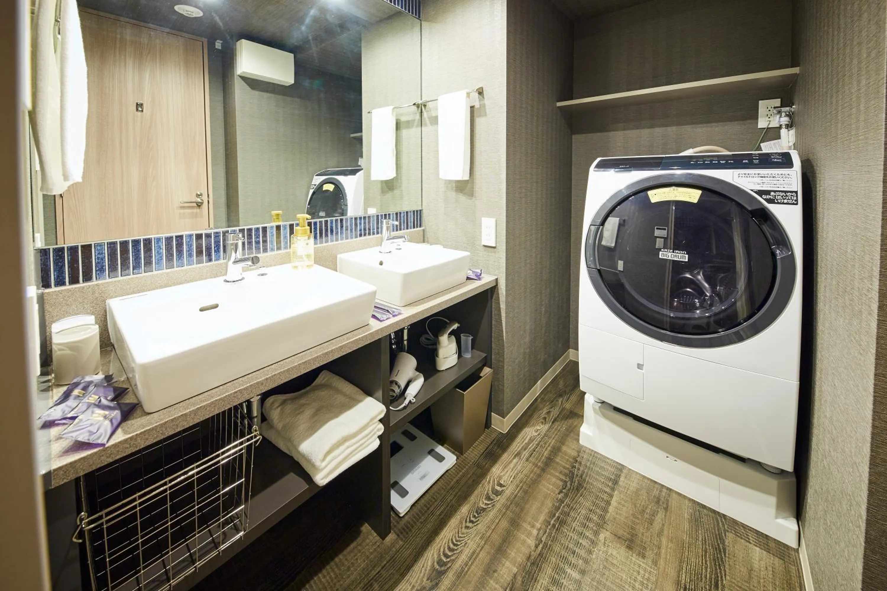 washing machine in MONday Apart Premium HAMAMATSUCHO