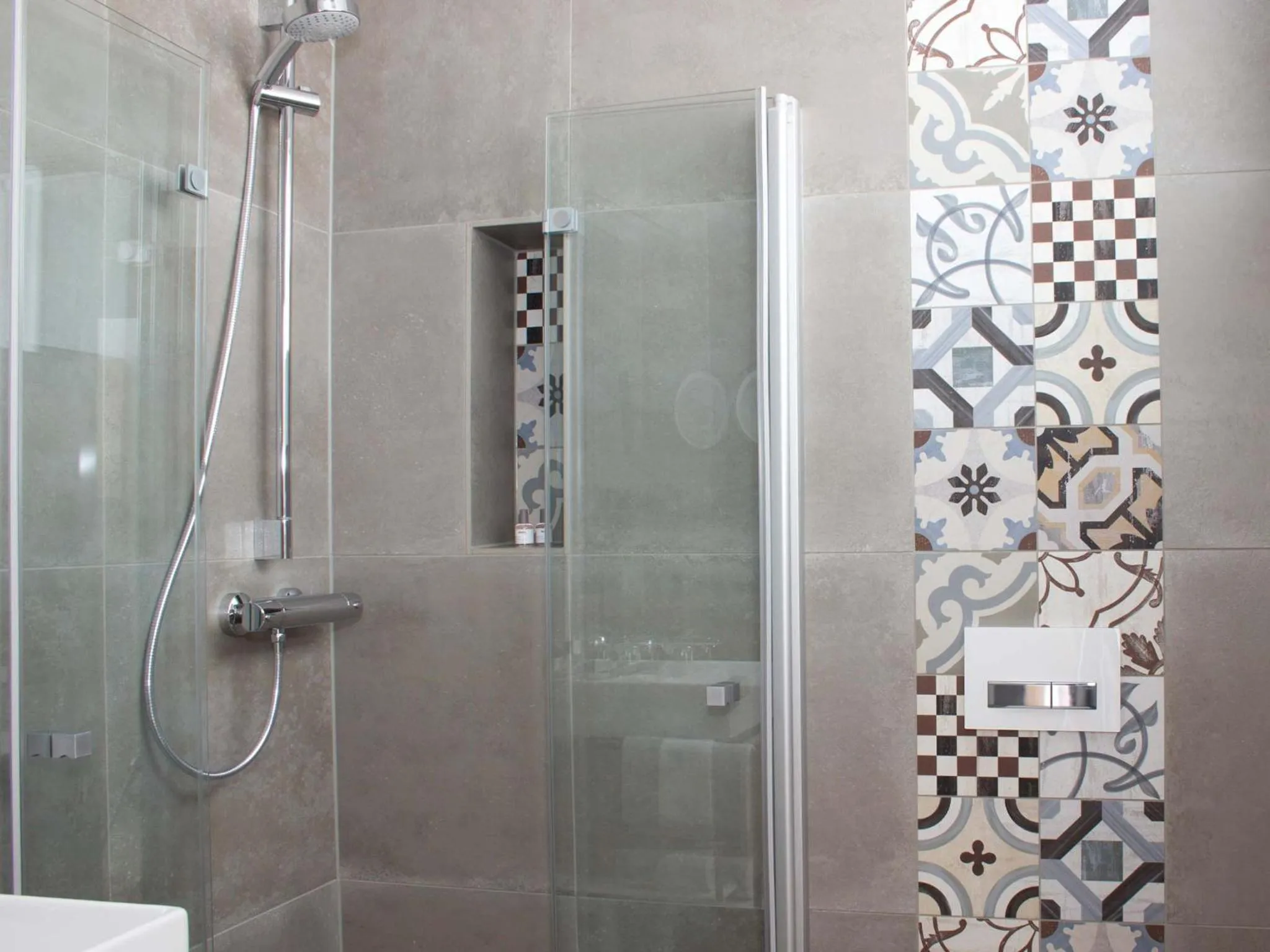 Shower in Hotel Ross