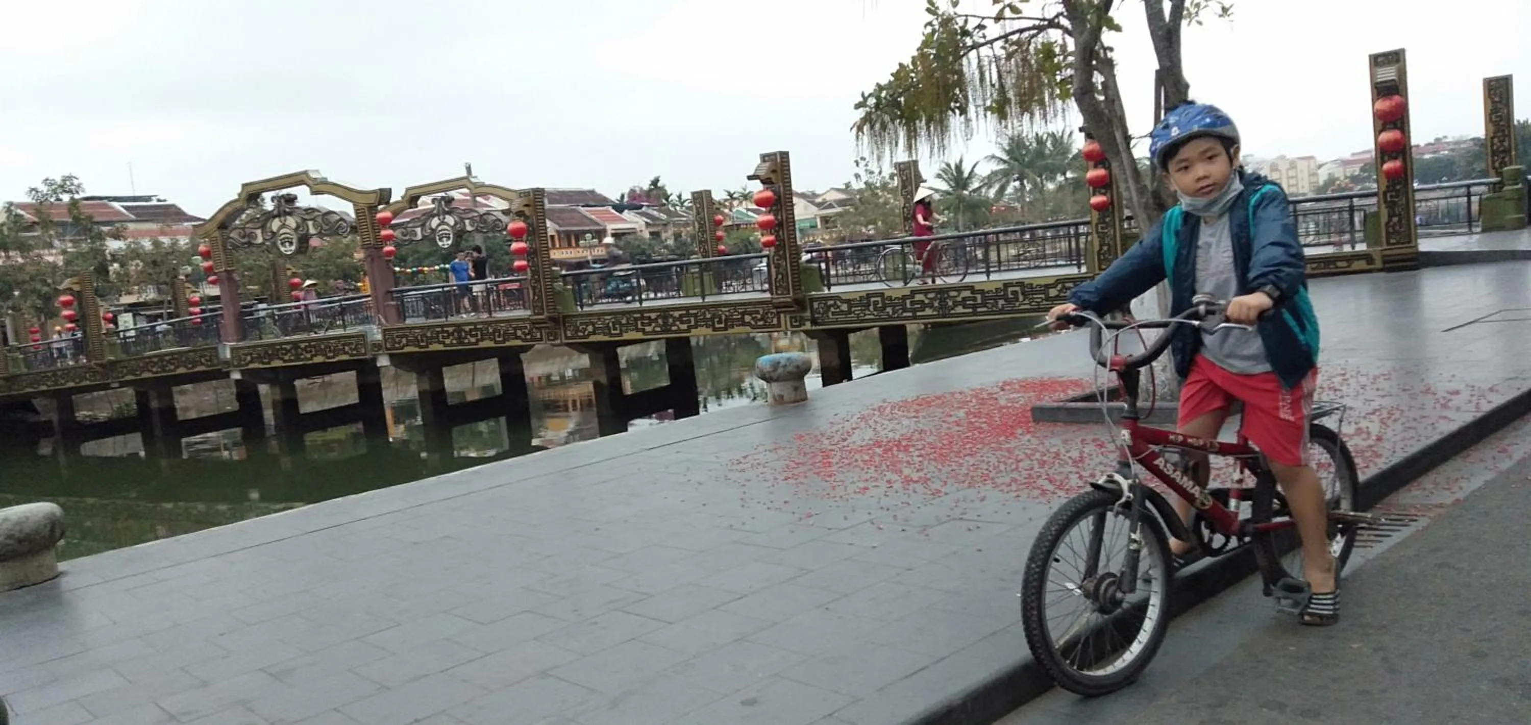 People in Hoi An Town Of Viet House Homestay