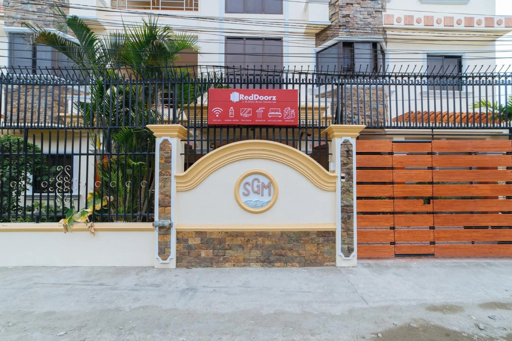 Property building in RedDoorz @ Q Abeto Street Mandurriao