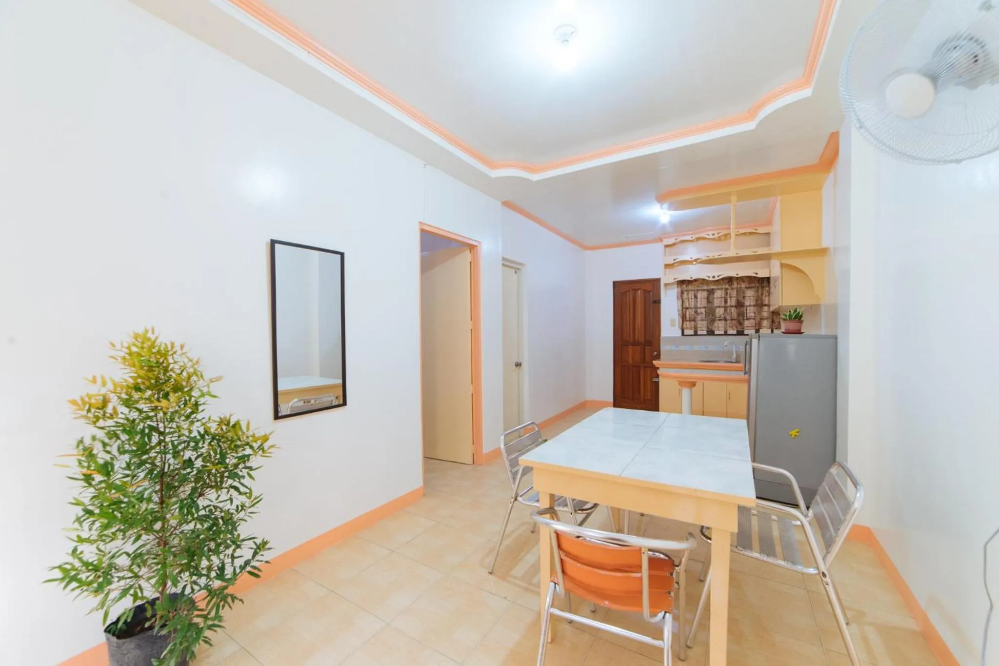 Dining area in RedDoorz @ Q Abeto Street Mandurriao