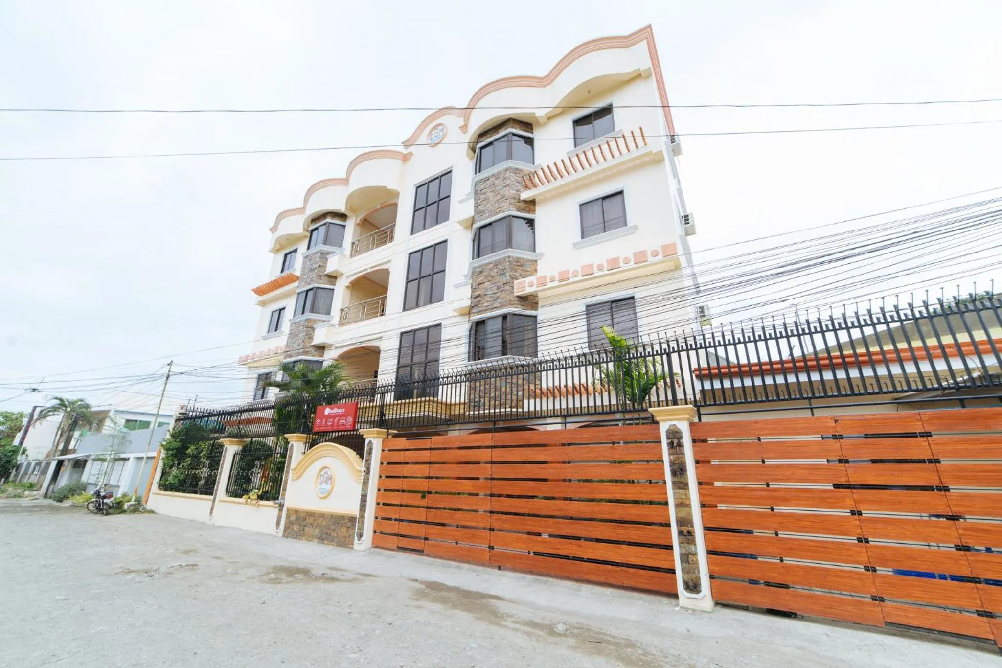 Property building in RedDoorz @ Q Abeto Street Mandurriao
