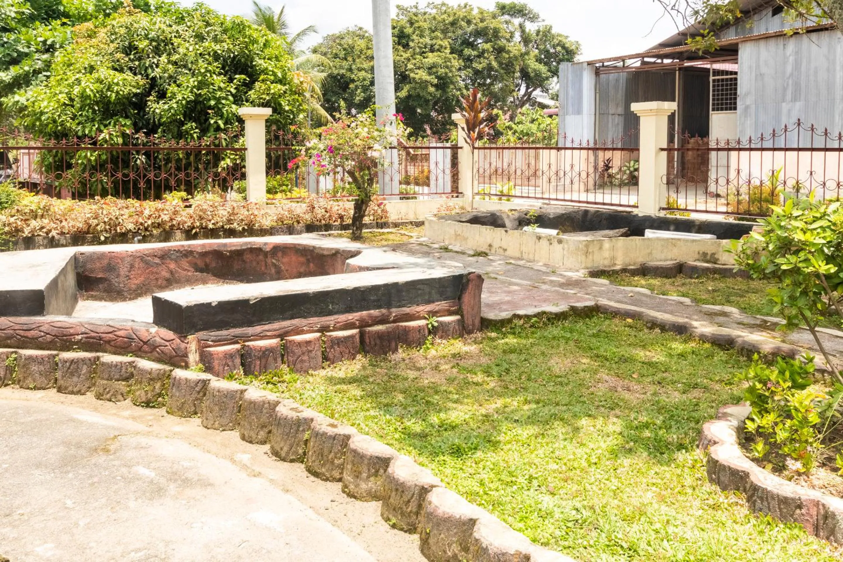 Garden in RedDoorz at Samuel Homestay Pematangsiantar