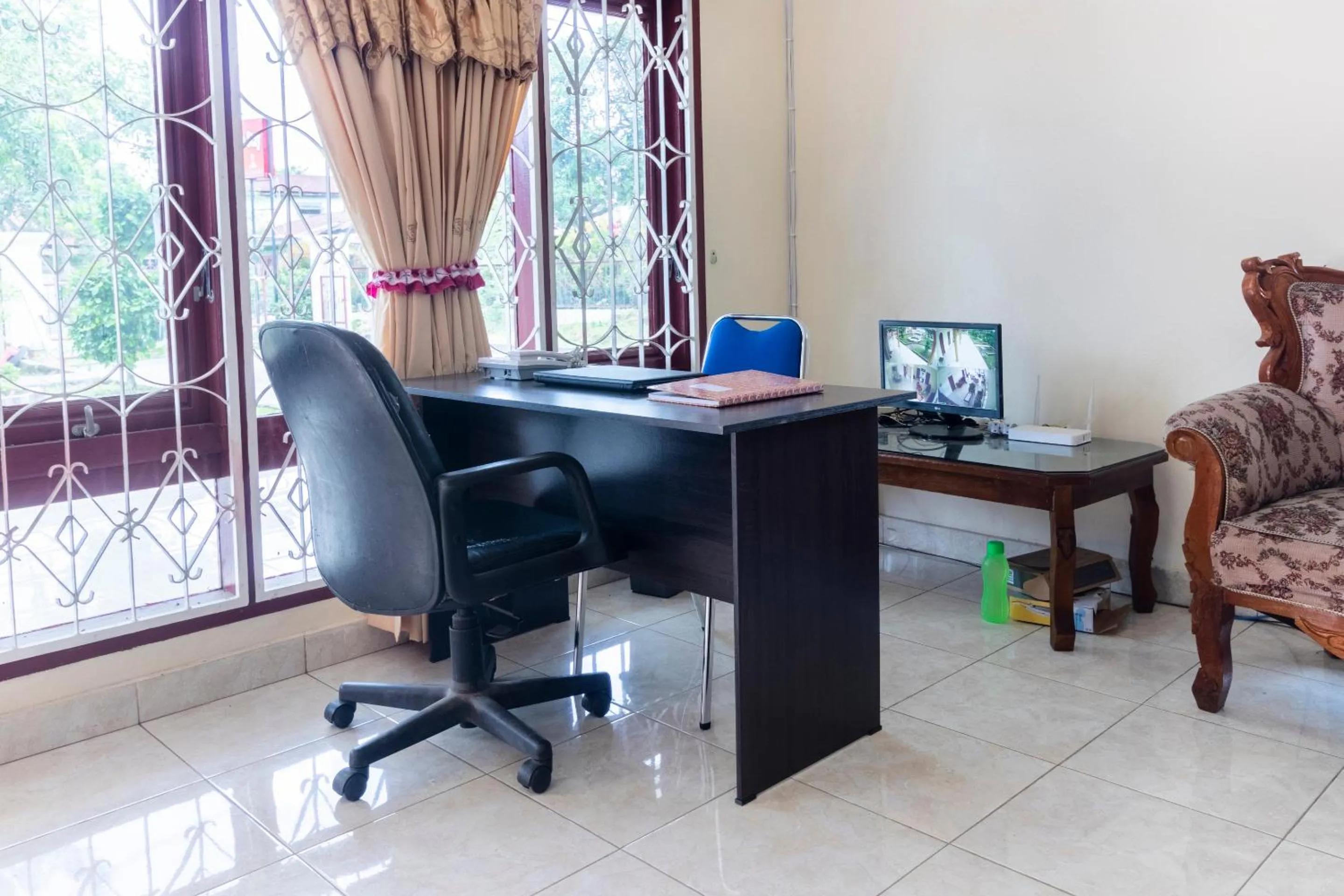 Lobby or reception in RedDoorz at Samuel Homestay Pematangsiantar