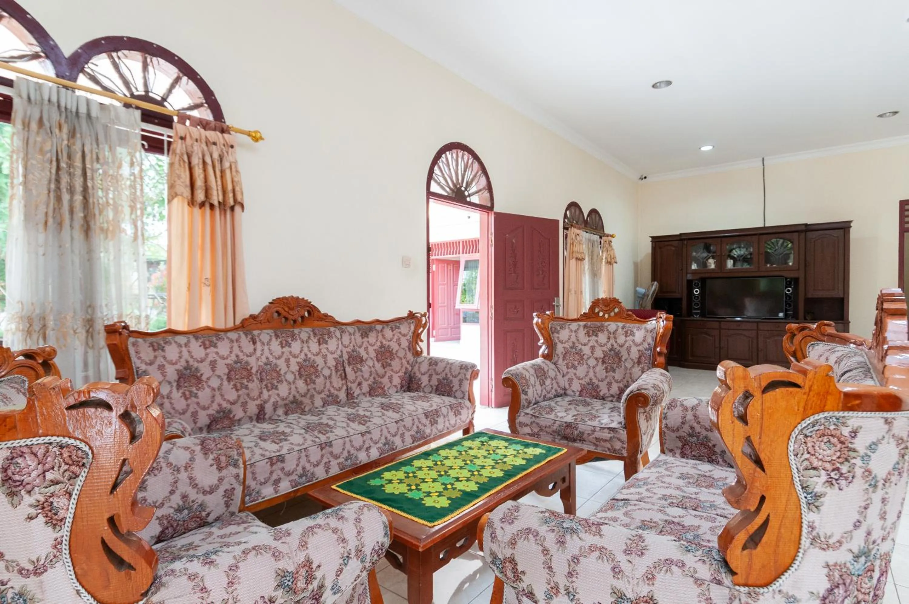 Seating area in RedDoorz at Samuel Homestay Pematangsiantar