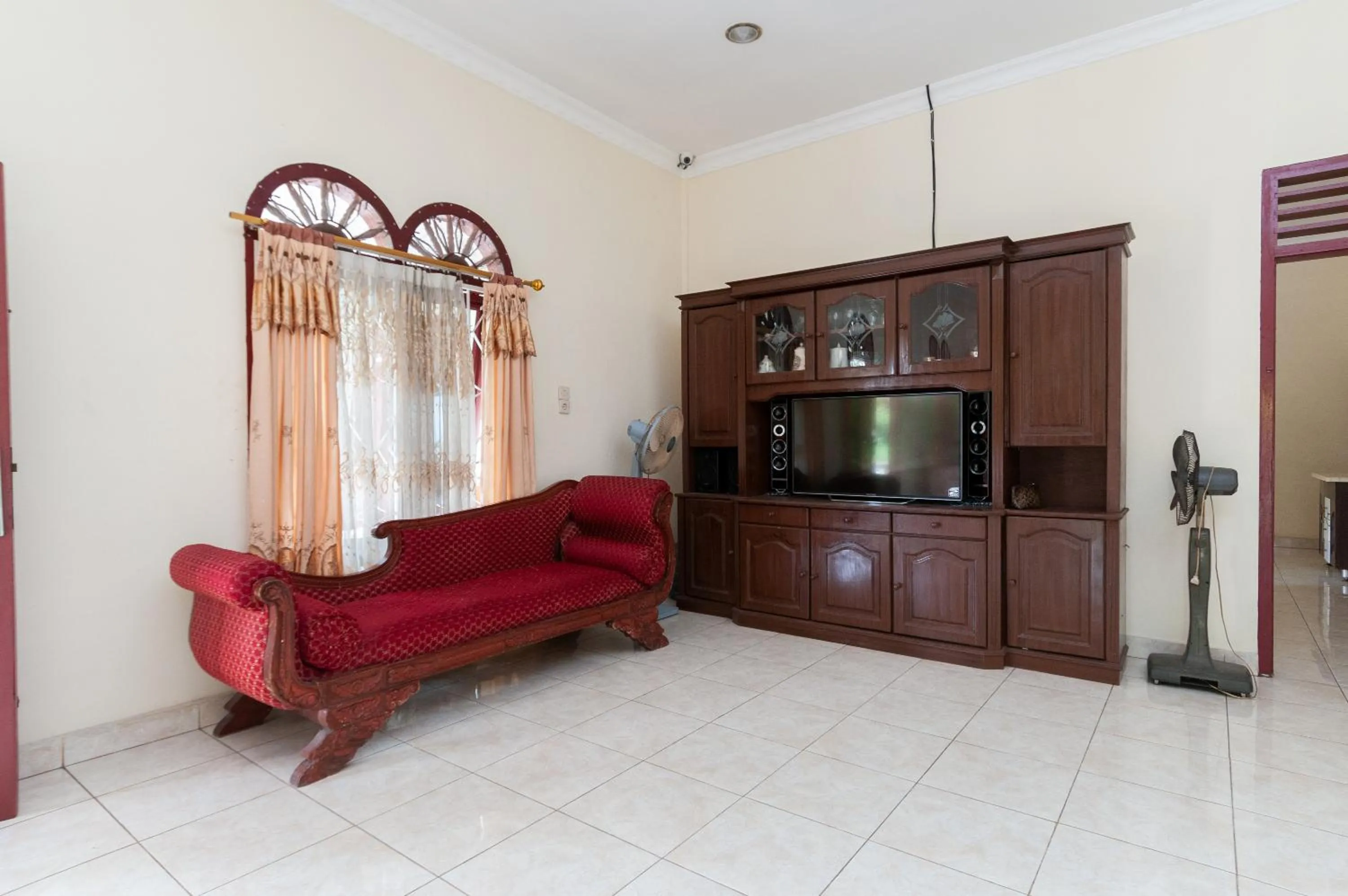 Seating area in RedDoorz at Samuel Homestay Pematangsiantar