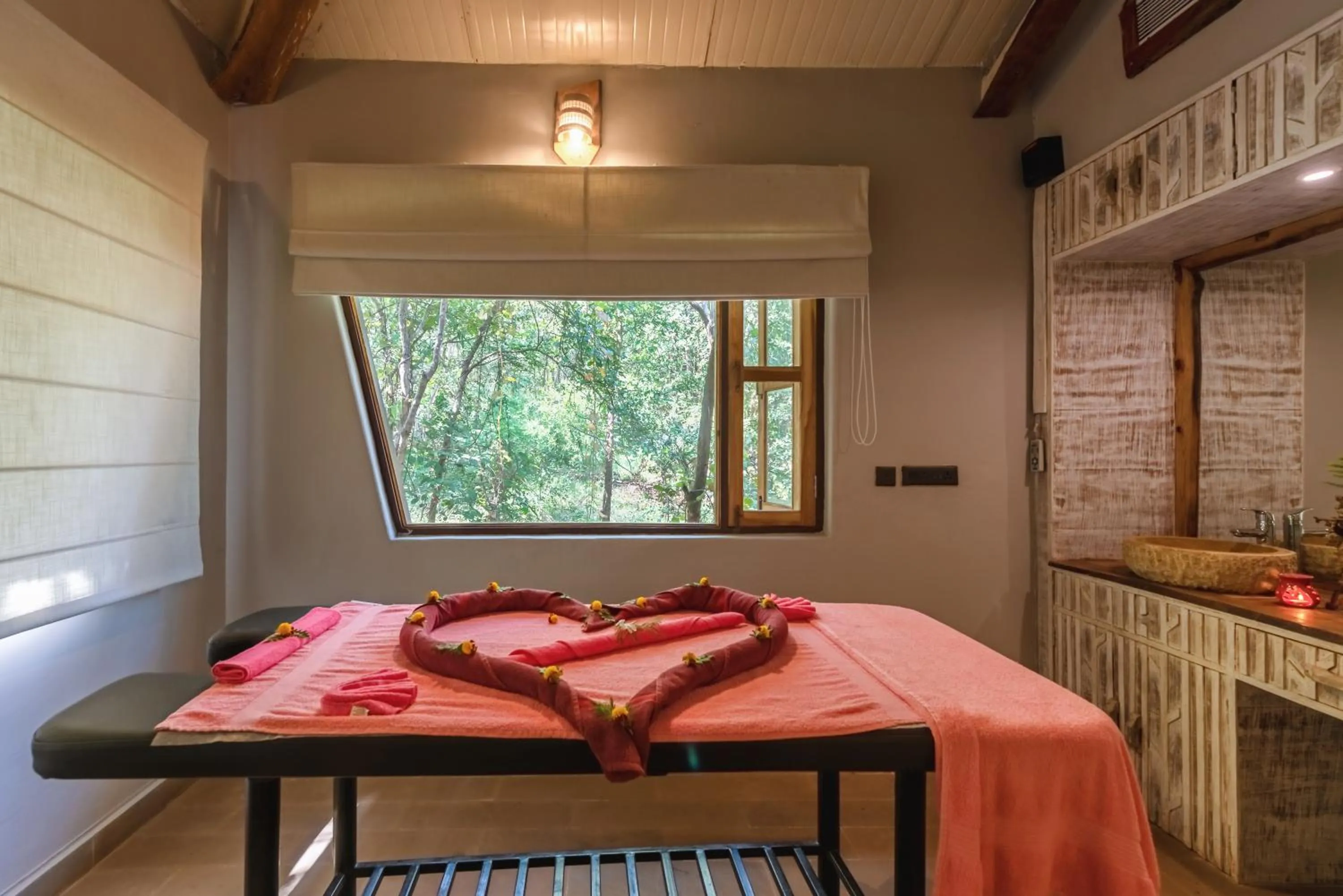 Spa and wellness centre/facilities, Bed in Kanha Jungle Camp