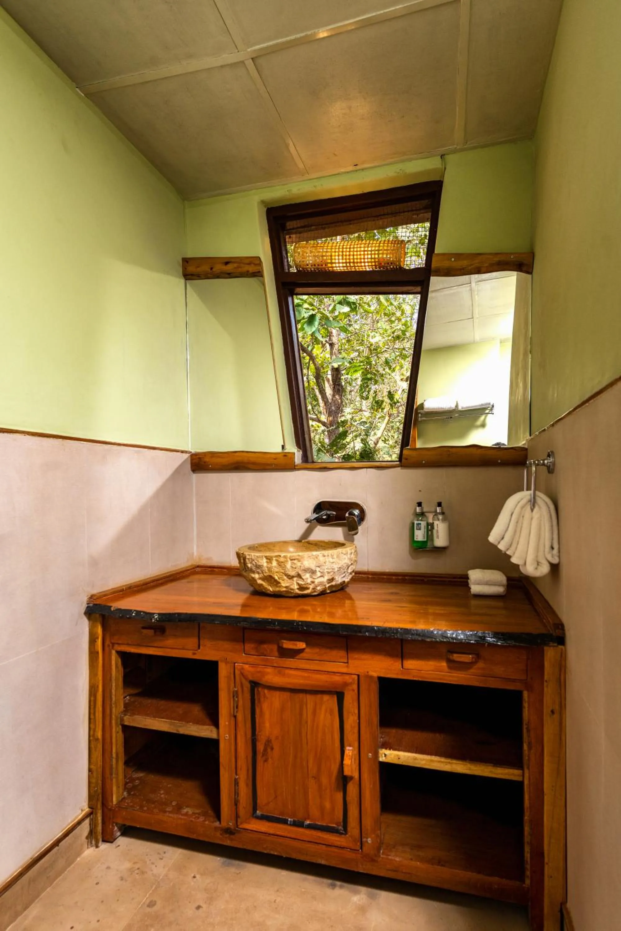 Bathroom in Kanha Jungle Camp