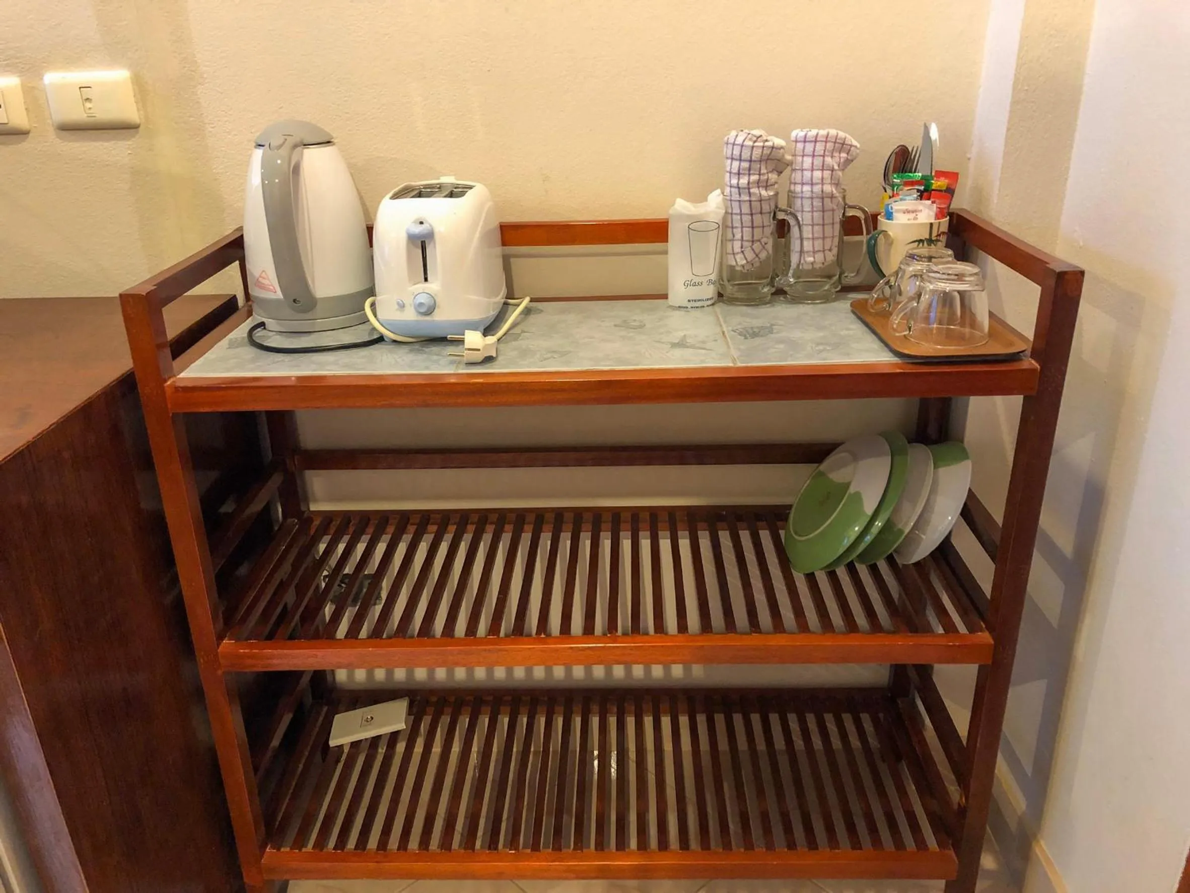 Coffee/tea facilities in Ginis Beach Resort