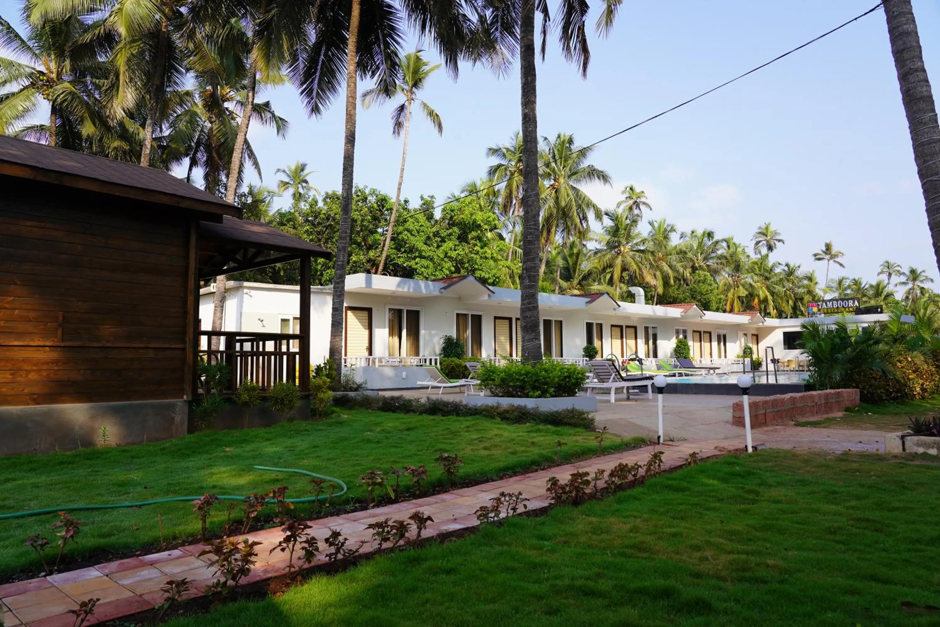 Property building in Golden Sands Resort, Morjim