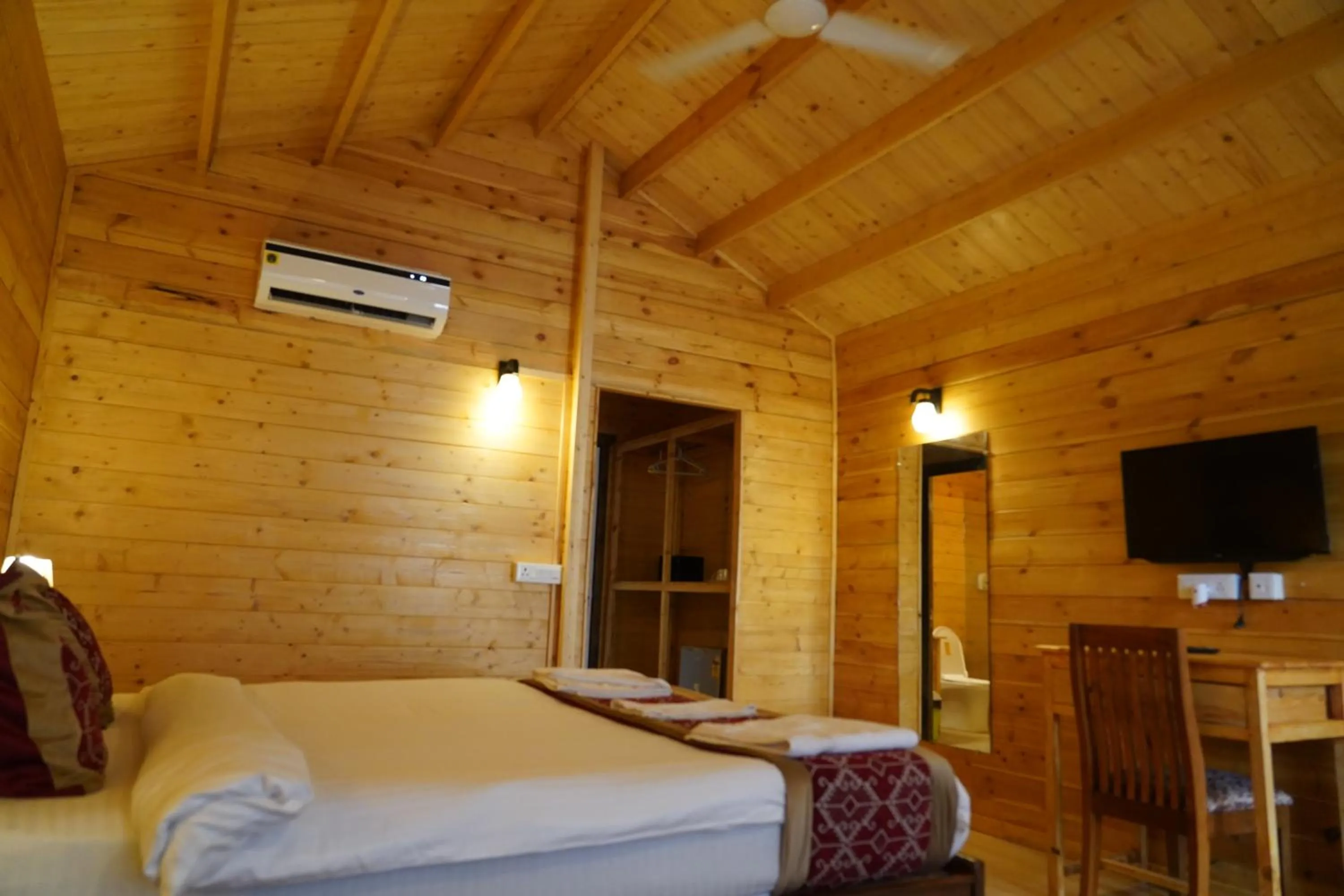 Bedroom, Bed in Golden Sands Resort, Morjim