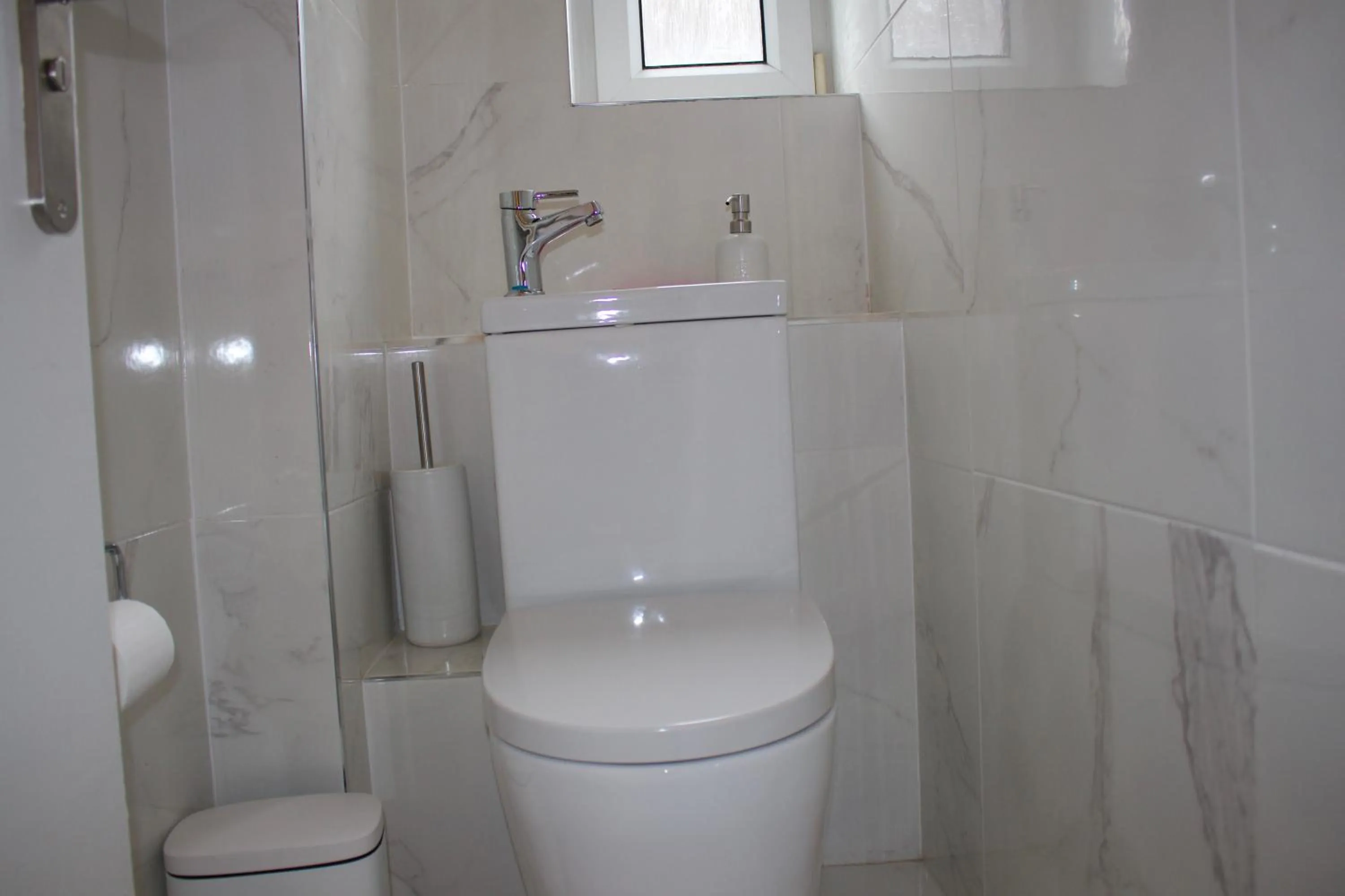 Toilet in Umbrella Properties London Woolwich