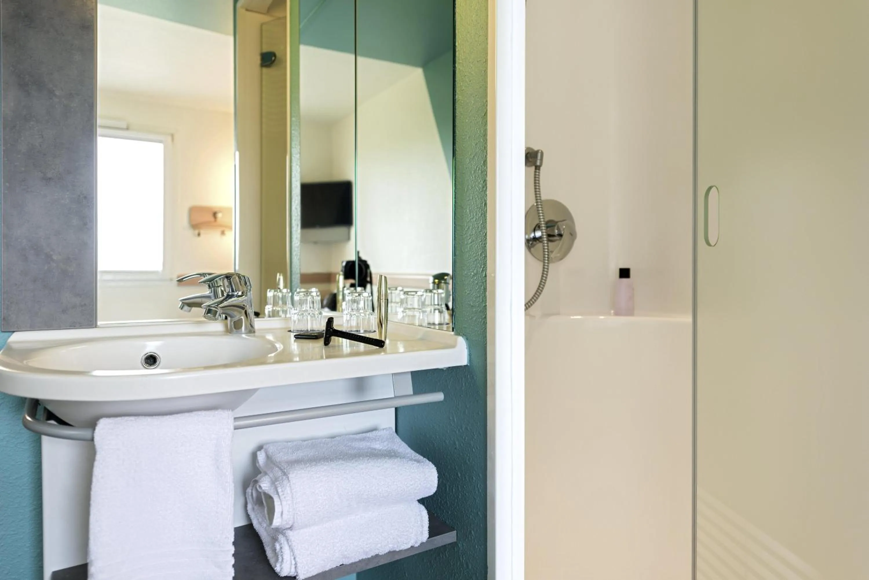 Shower in B&B HOTEL Regensburg-Ost