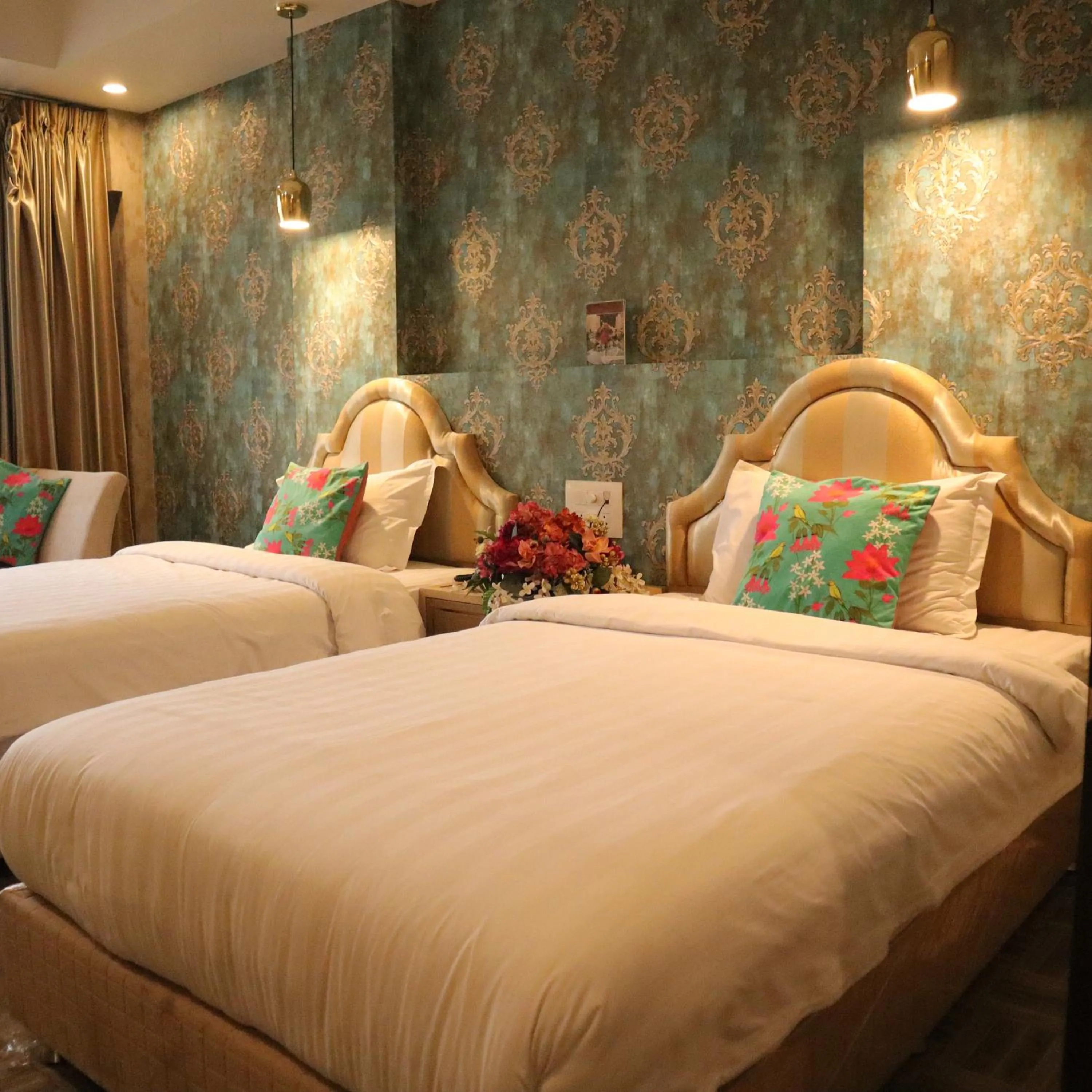 Property building, Bed in Hotel CASA Aishbagh