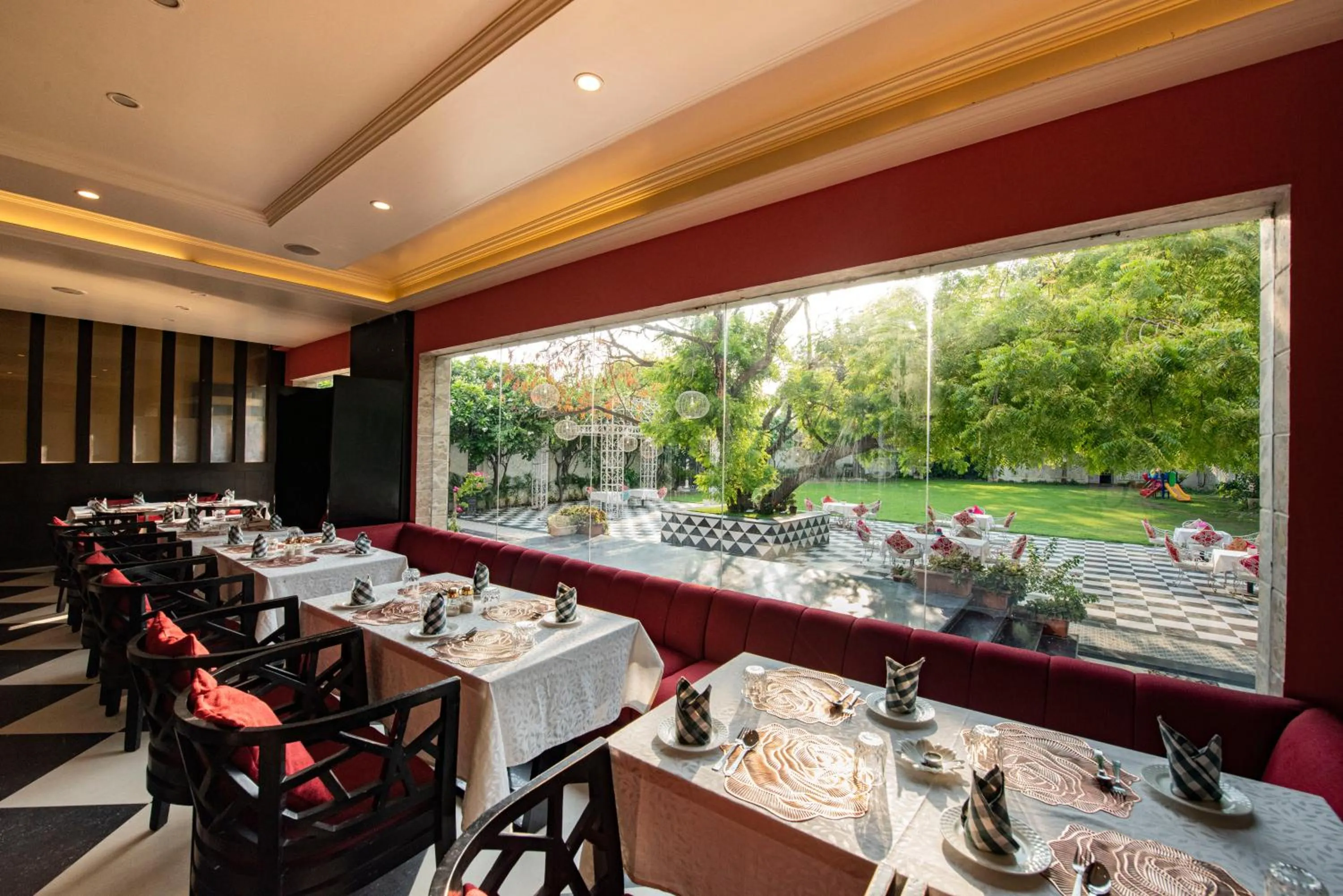 Restaurant/places to eat in Hotel CASA Aishbagh