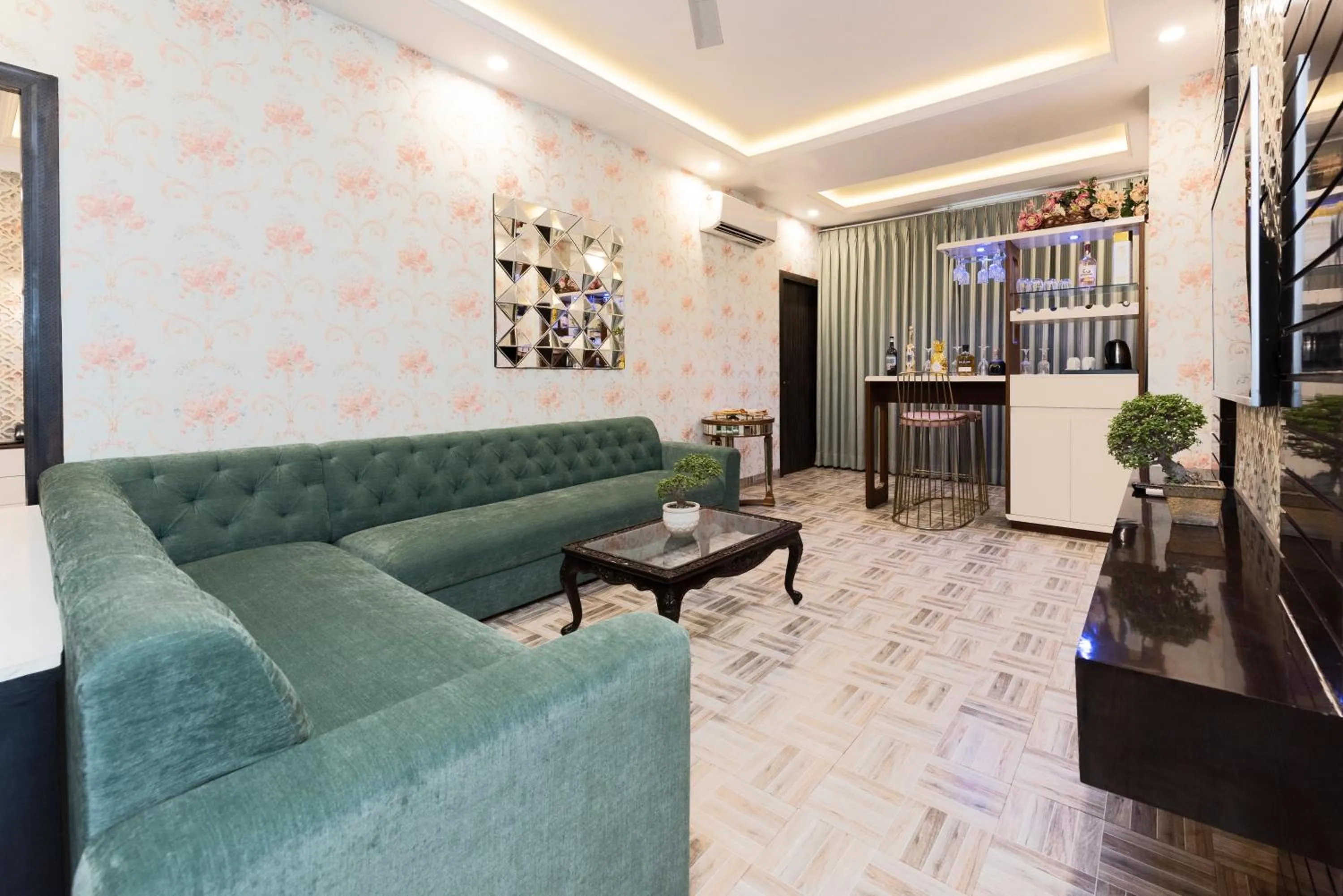 Communal lounge/ TV room in Hotel CASA Aishbagh