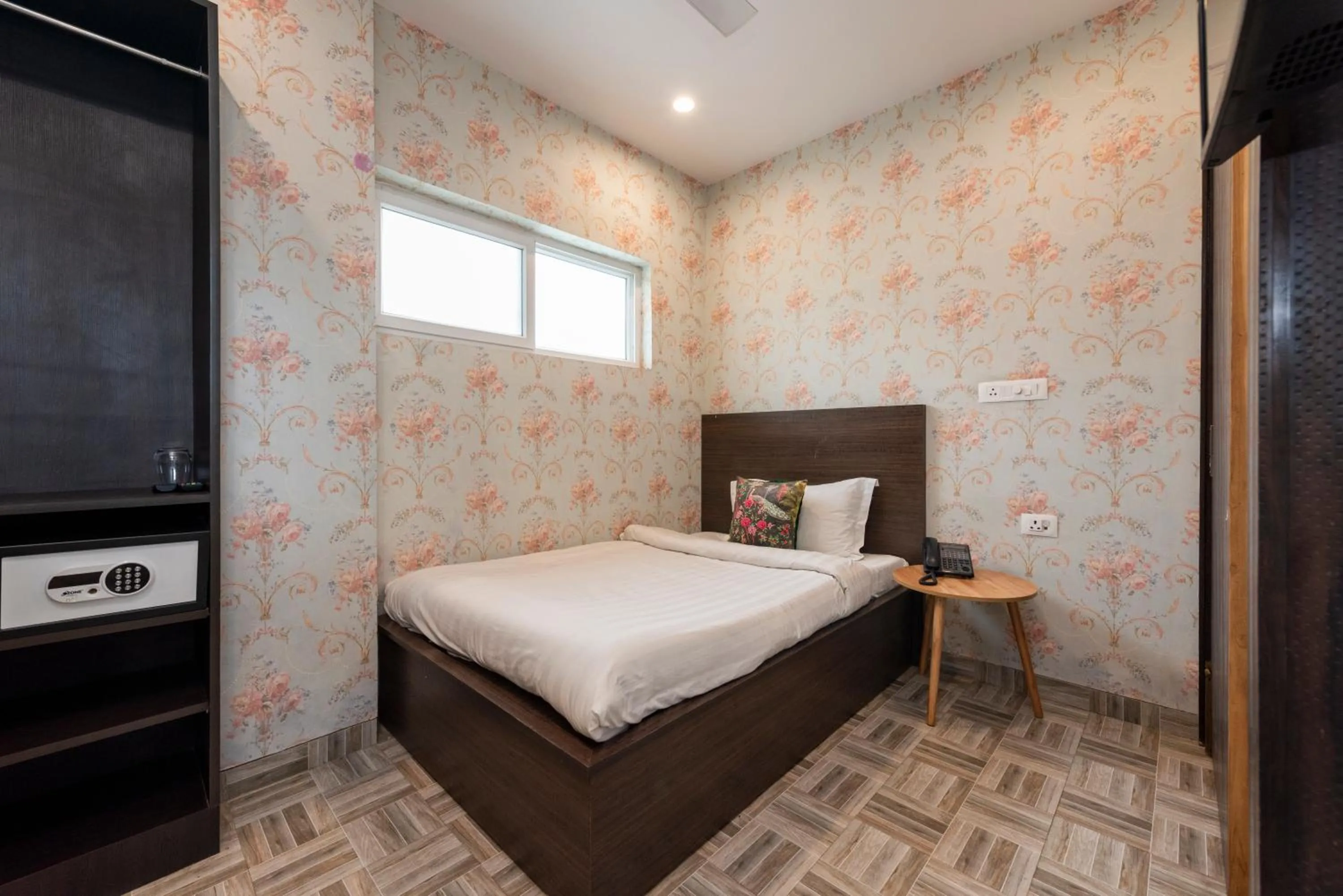 Staff, Bed in Hotel CASA Aishbagh