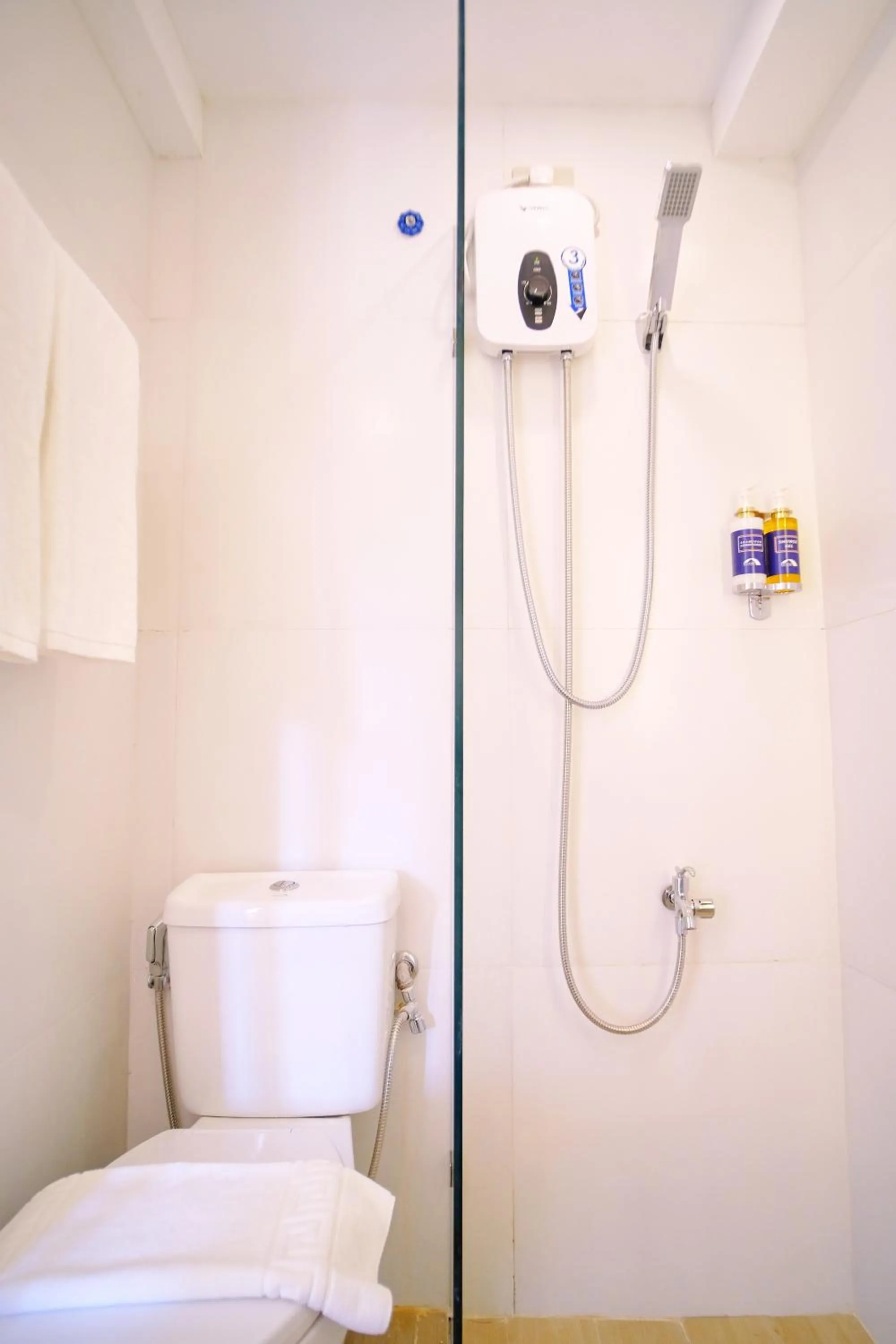 Shower in Bridge Hotel Express