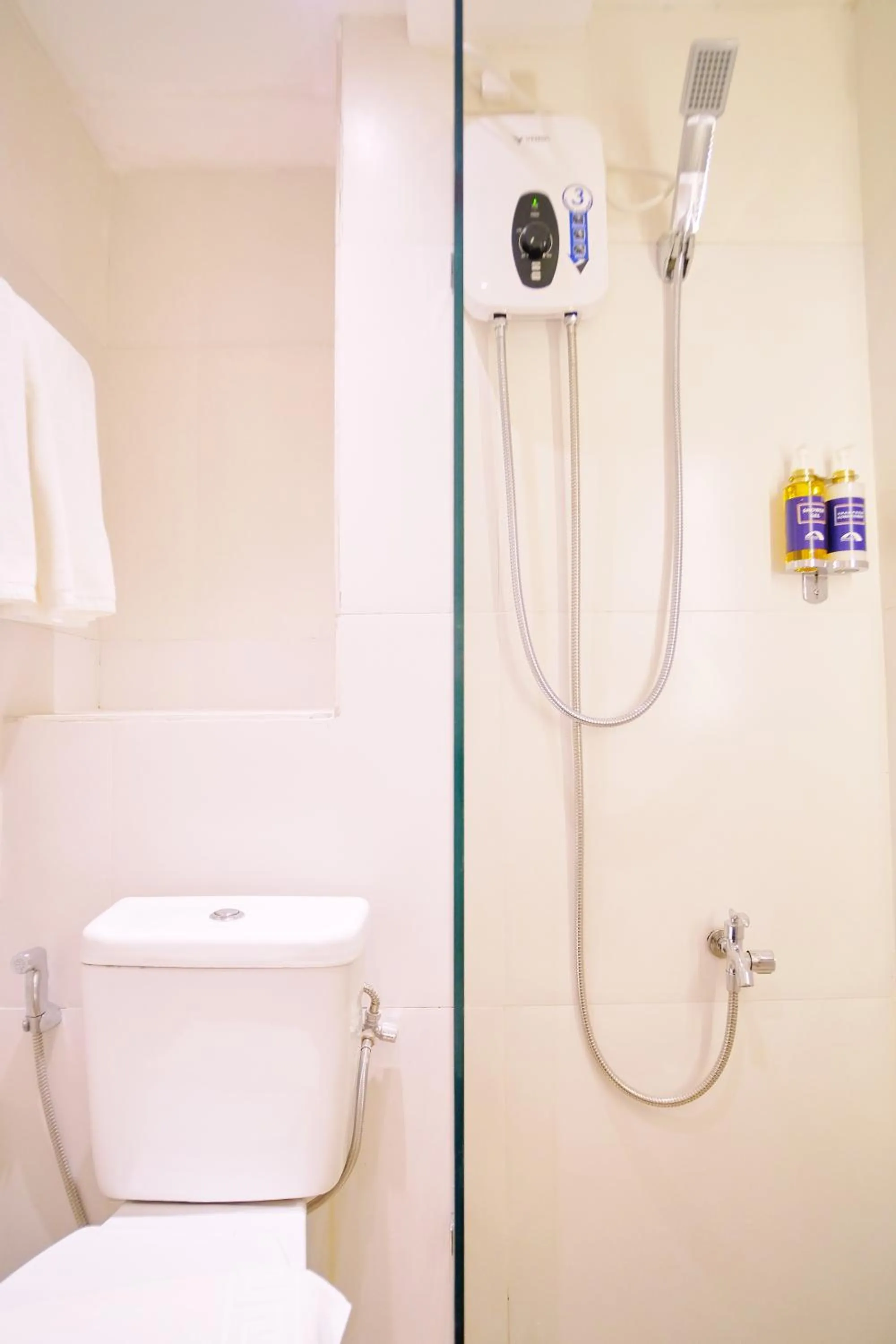 Shower in Bridge Hotel Express