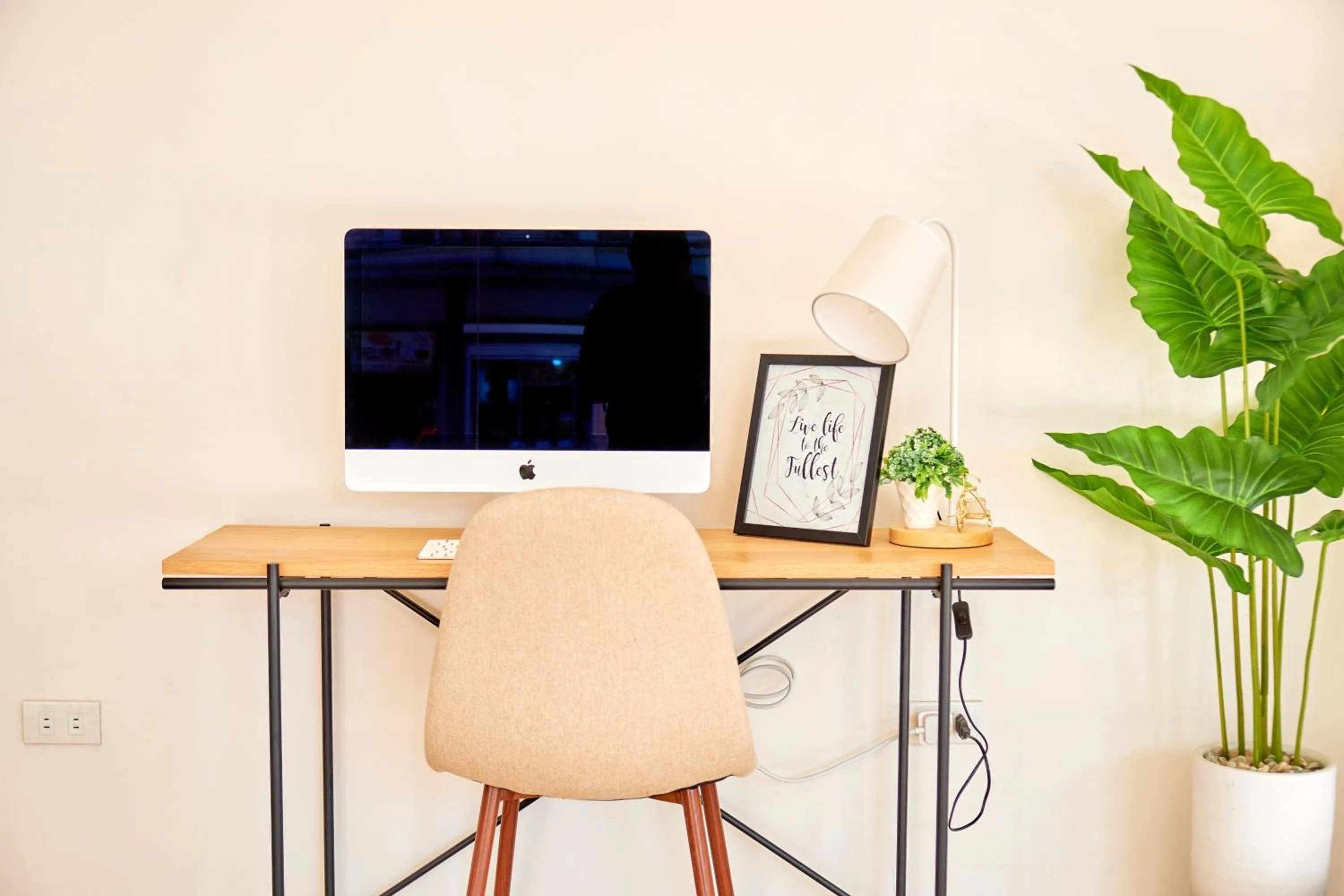Communal lounge/ TV room in Bridge Hotel Express