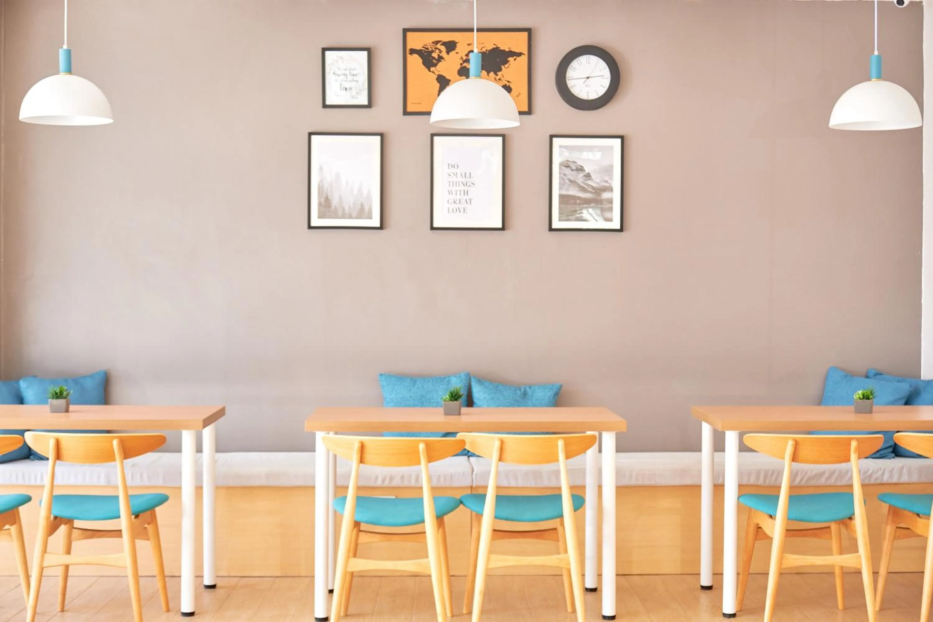 Lounge or bar in Bridge Hotel Express