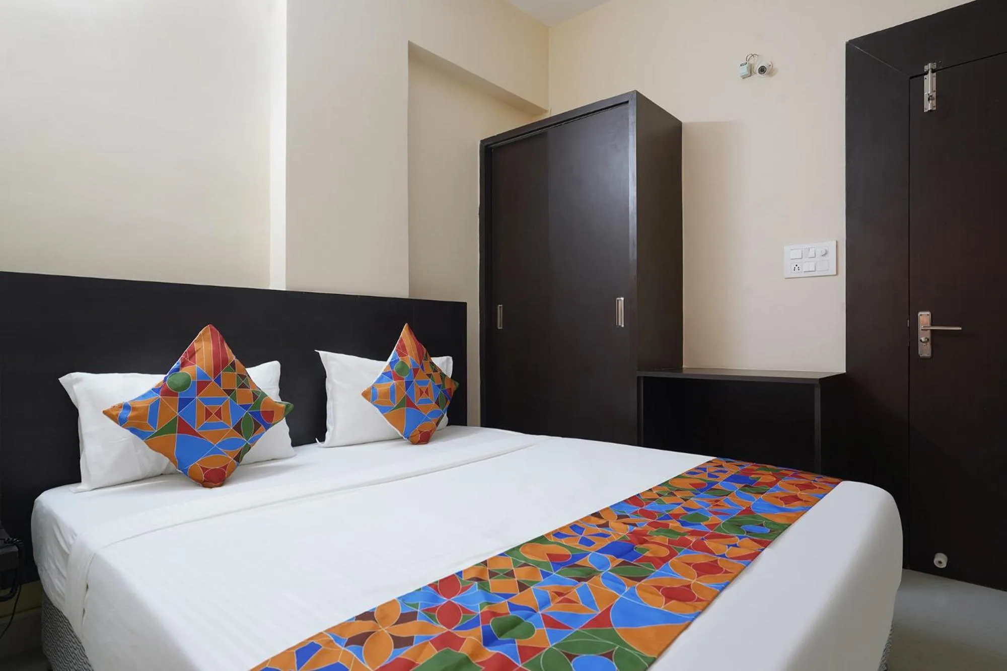 Bed in FabHotel Serenity - Nr AIG Hospital, Gachibowli