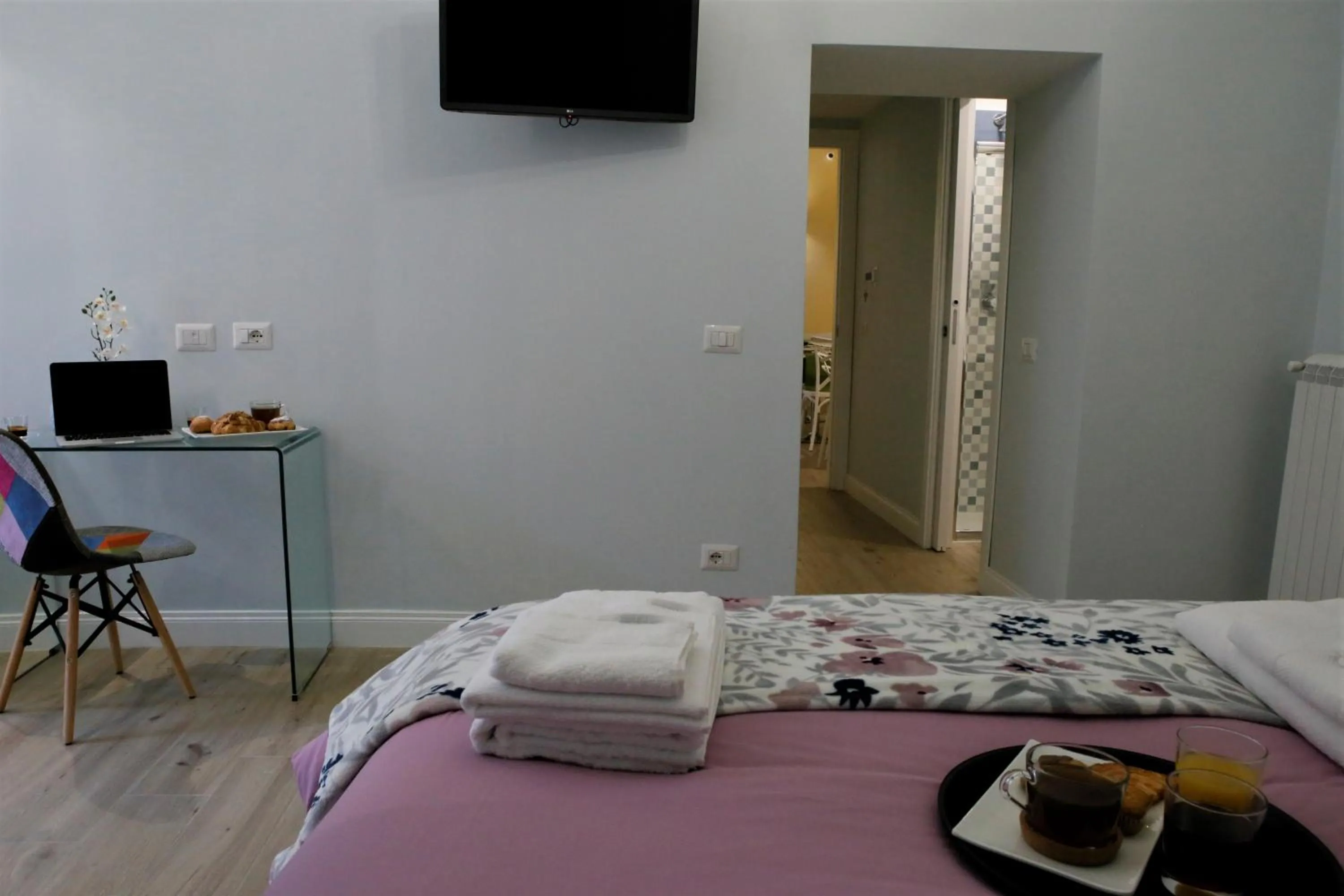 Photo of the whole room, Bed in Porta San Gennaro