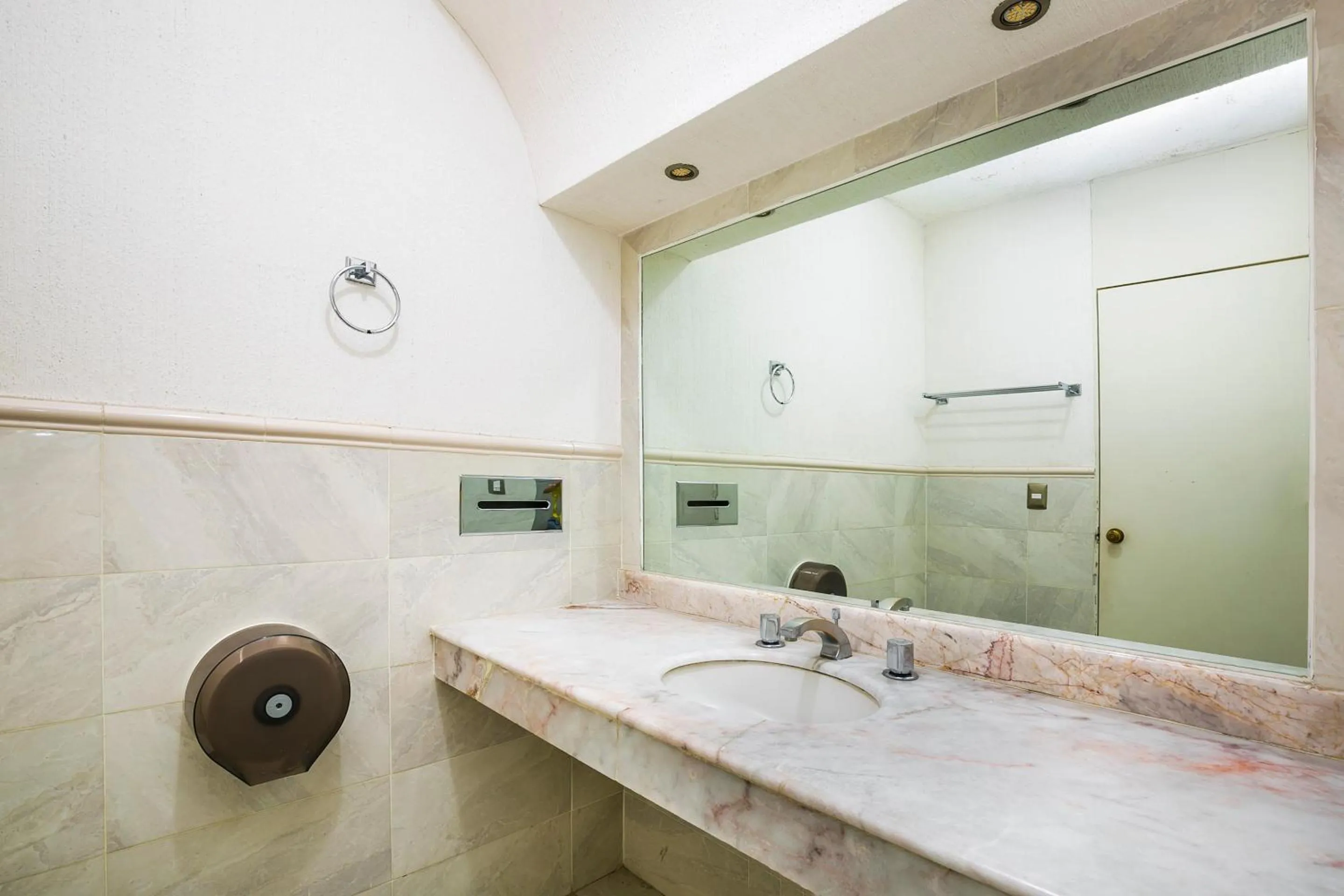 Bathroom in Capital O Hotel Casa Blanca, Morelia