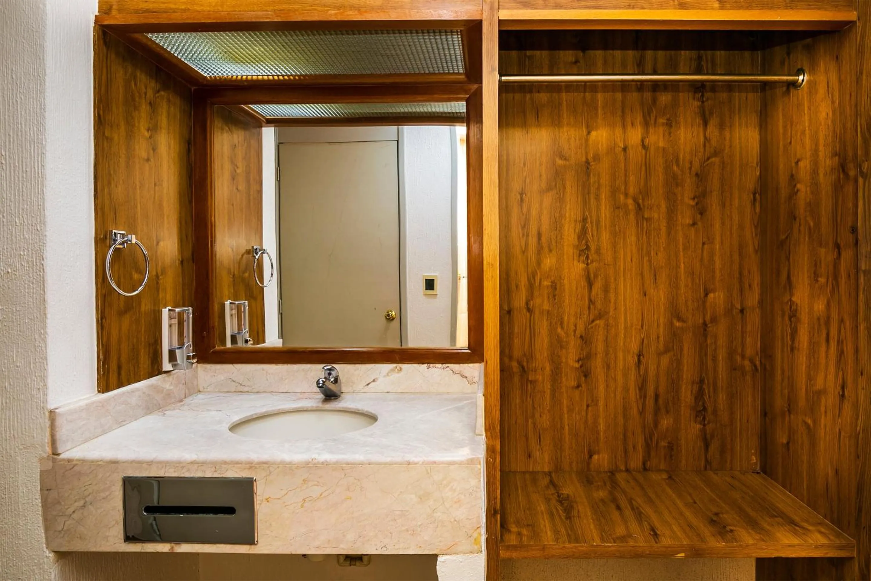 Bathroom in Capital O Hotel Casa Blanca, Morelia