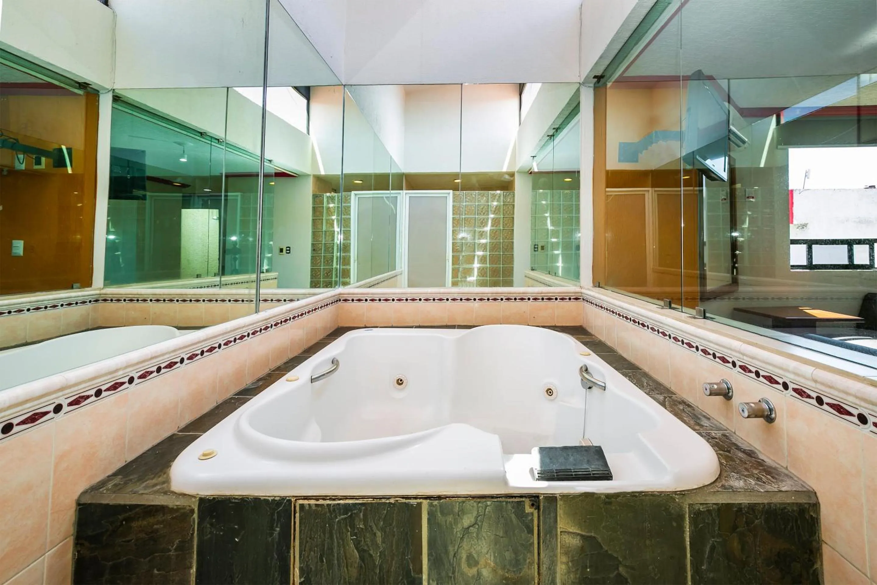 Bathroom in Capital O Hotel Casa Blanca, Morelia