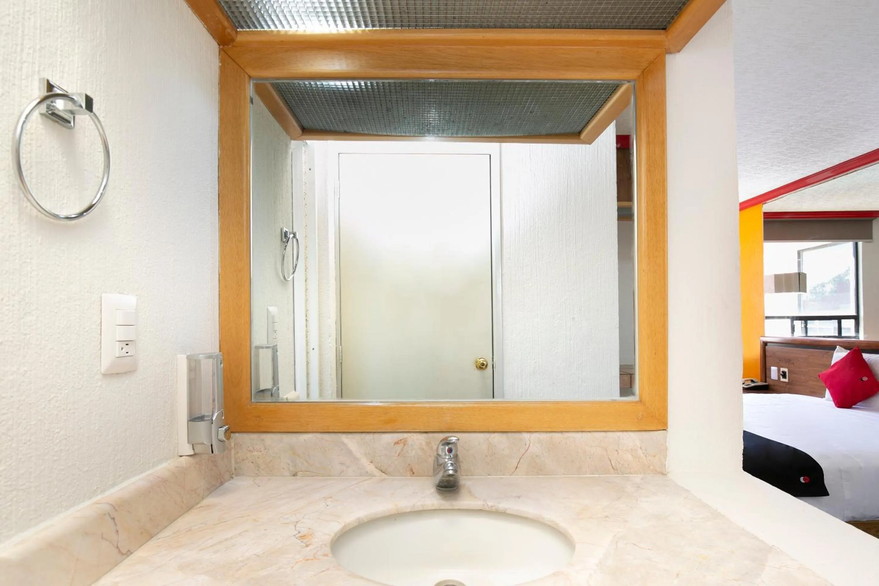 Bathroom, Bed in Capital O Hotel Casa Blanca, Morelia