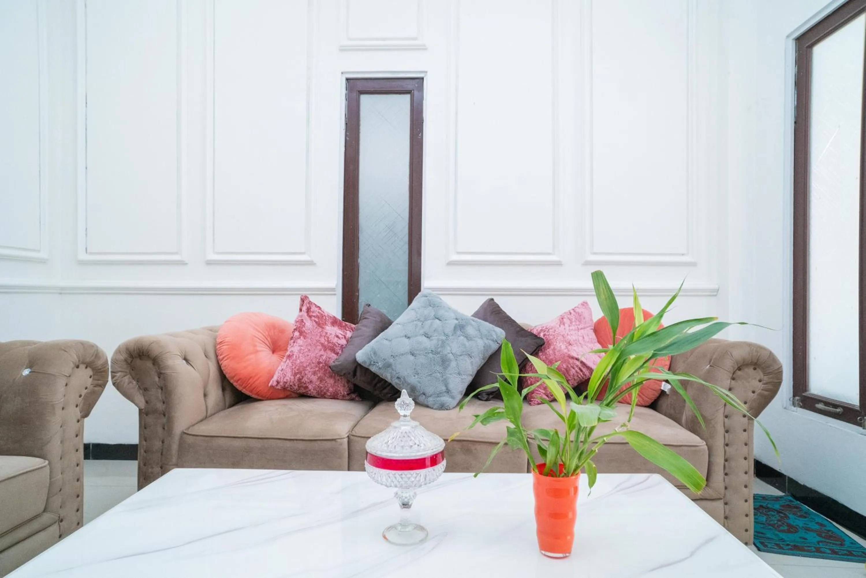 Seating area in RedDoorz Syariah near Jalan A Yani KM 8 Citraland