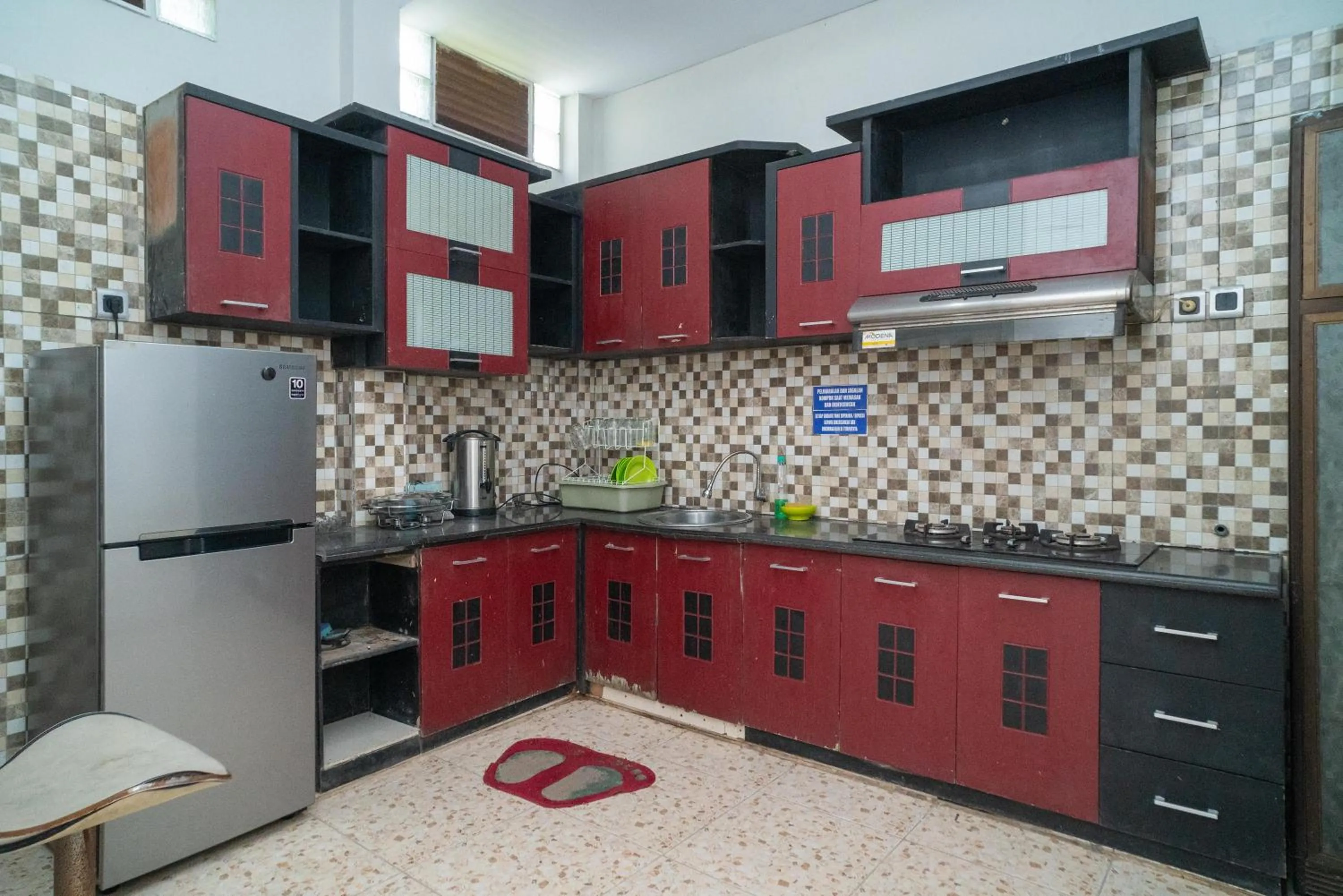 Kitchen or kitchenette in RedDoorz Syariah near Jalan A Yani KM 8 Citraland