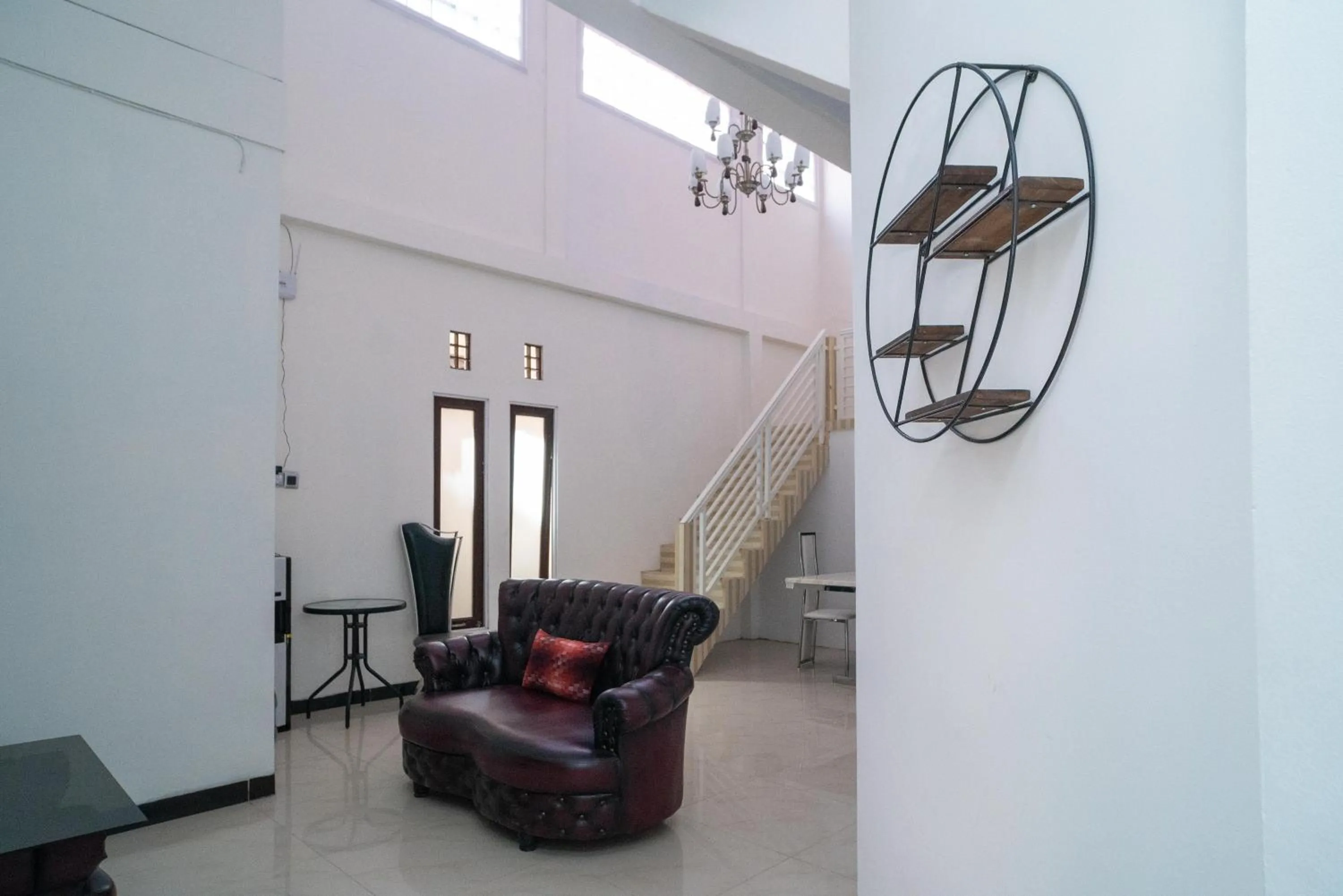 Seating area in RedDoorz Syariah near Jalan A Yani KM 8 Citraland