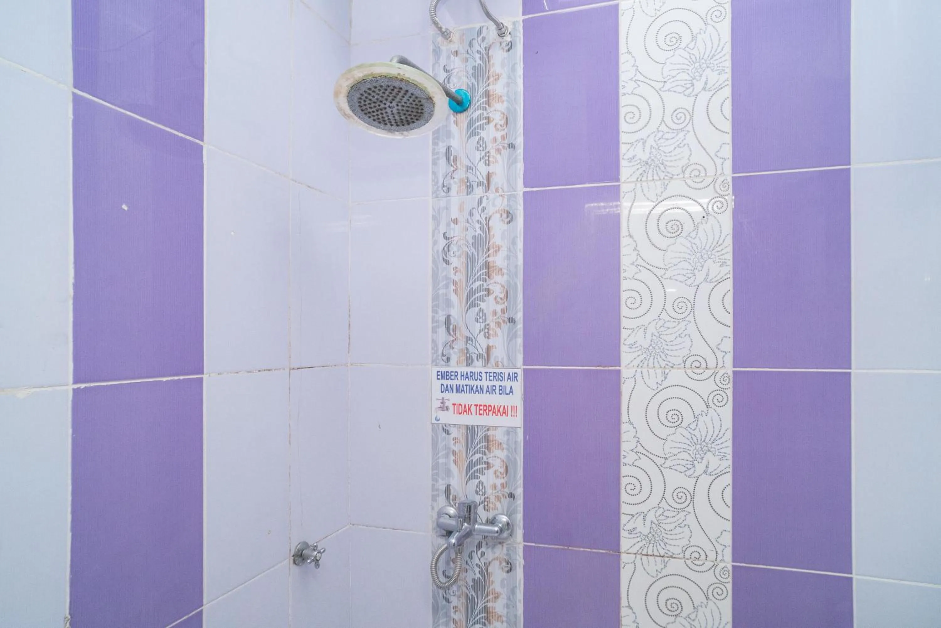 Shower in RedDoorz Syariah near Jalan A Yani KM 8 Citraland