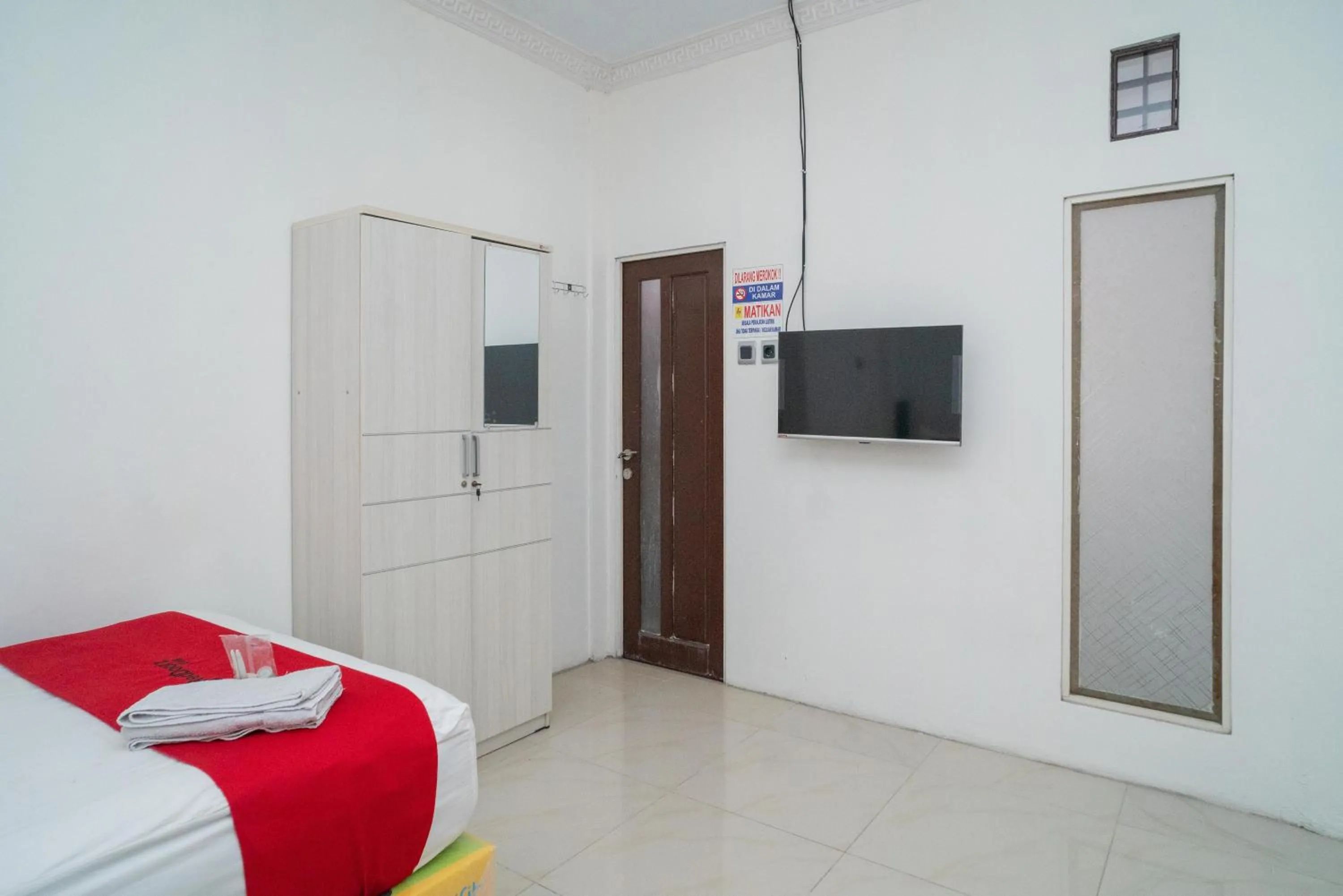 Bedroom, Bed in RedDoorz Syariah near Jalan A Yani KM 8 Citraland