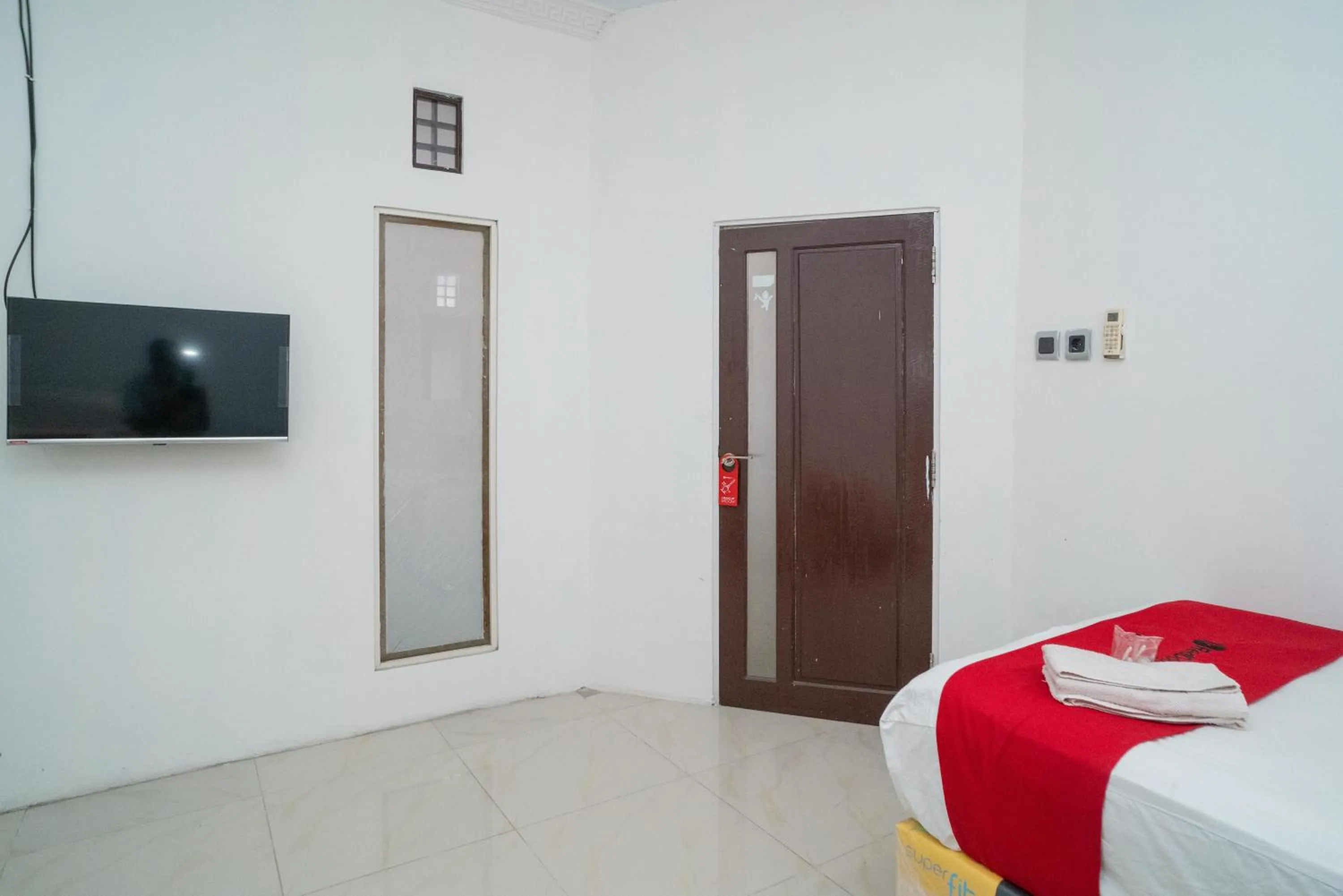 Bedroom, Bed in RedDoorz Syariah near Jalan A Yani KM 8 Citraland