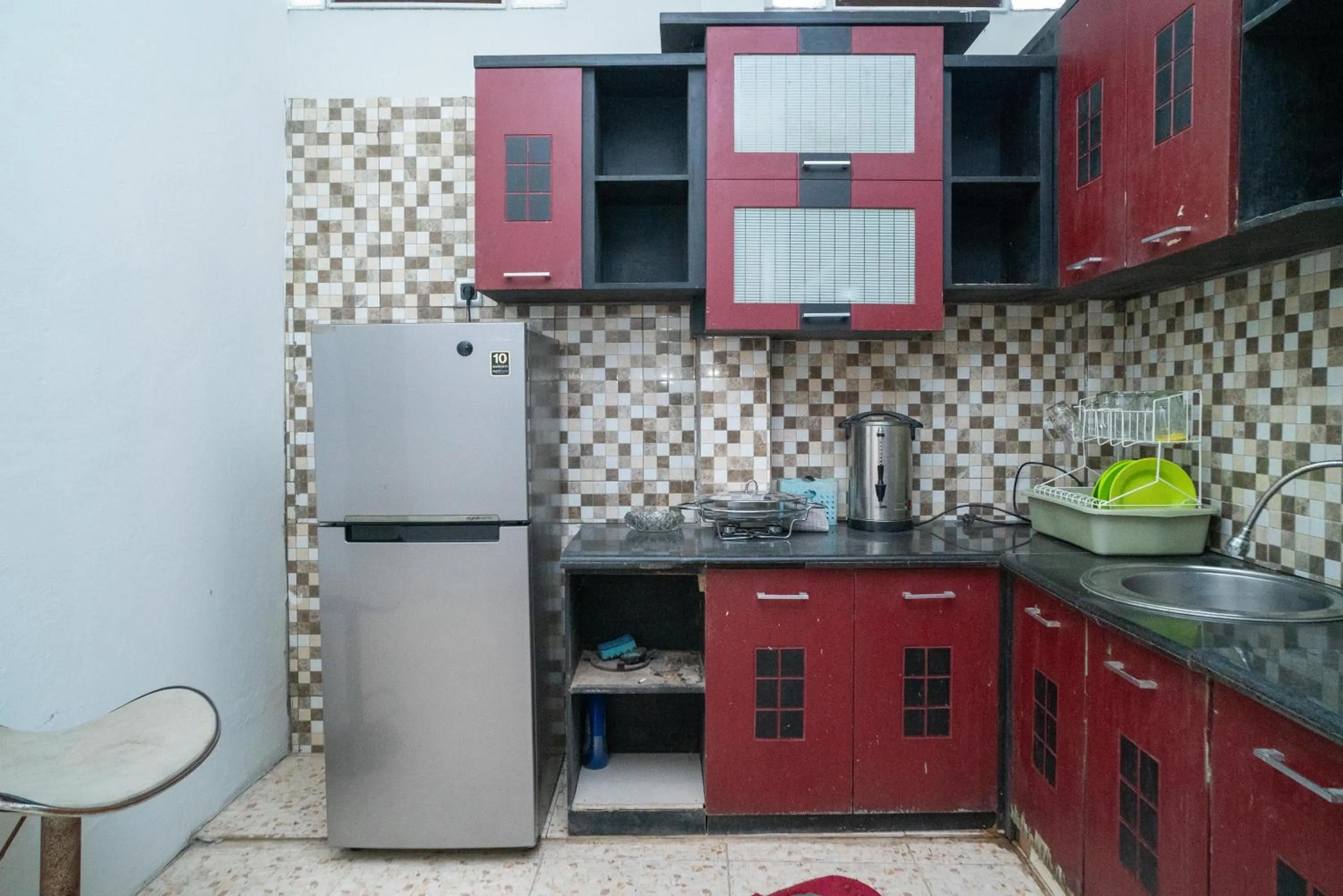 Kitchen or kitchenette in RedDoorz Syariah near Jalan A Yani KM 8 Citraland