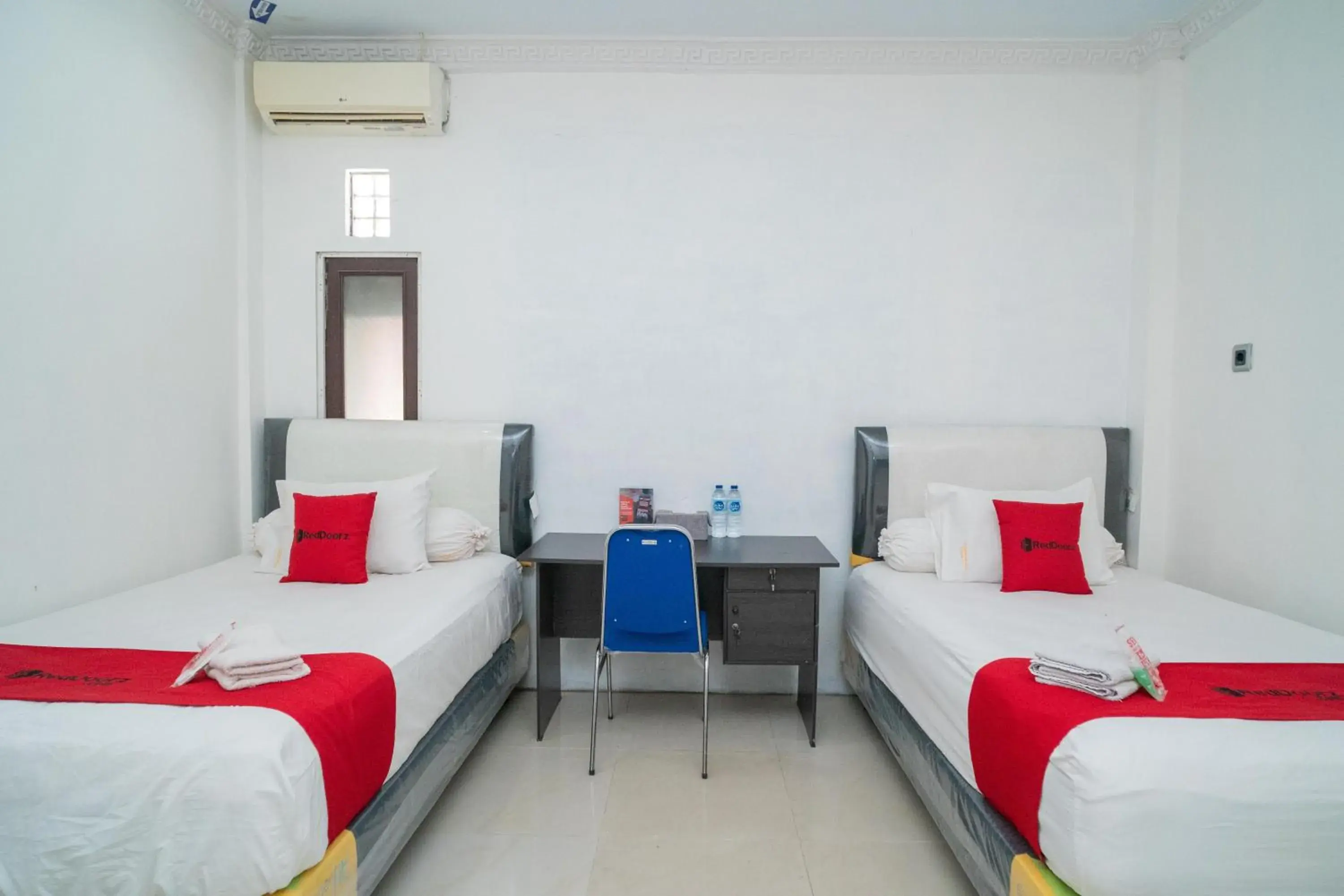 Twin Room in RedDoorz Syariah near Jalan A Yani KM 8 Citraland Twin Room in RedDoorz Syariah near Jalan A Yani KM 8 Citraland