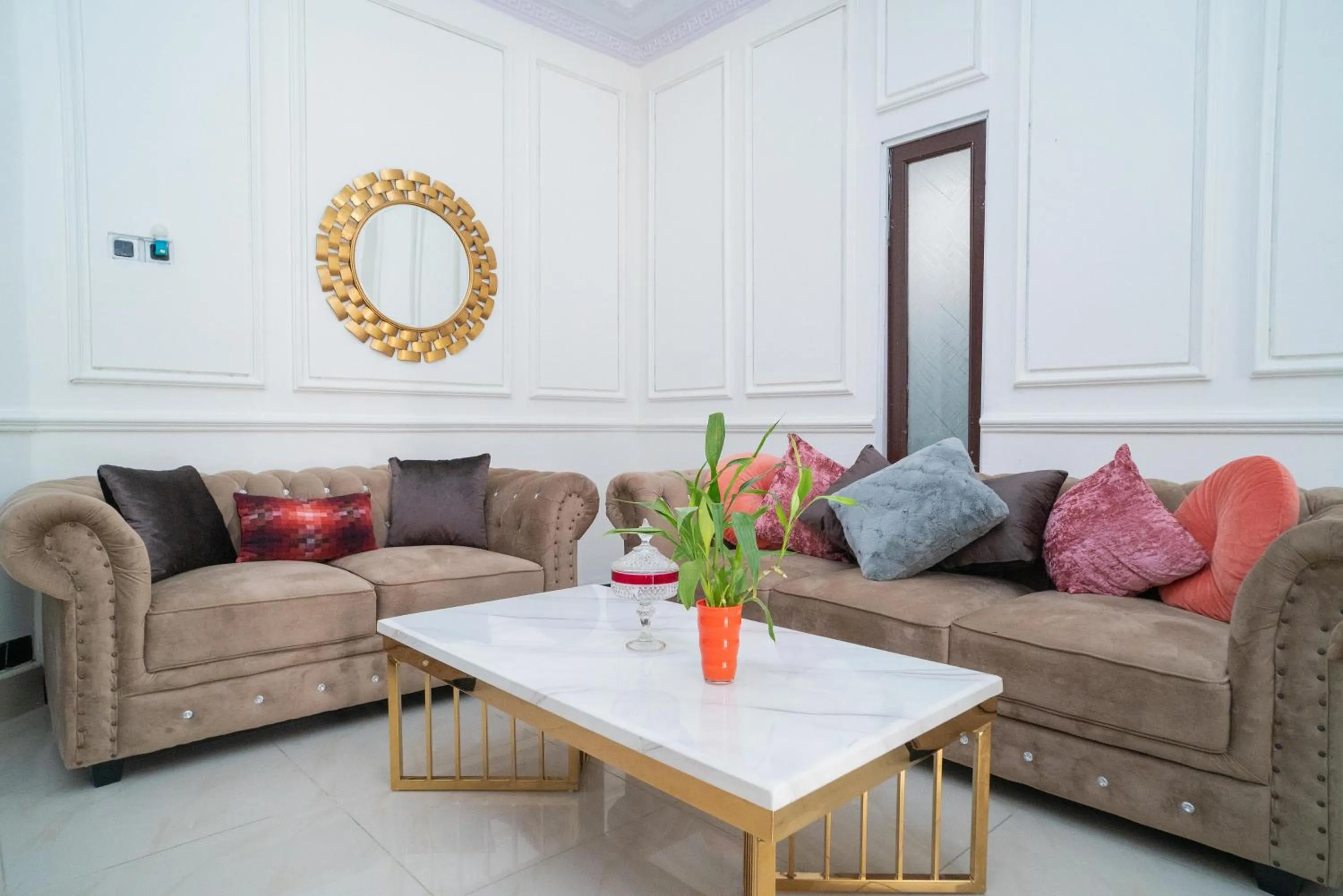 Seating area in RedDoorz Syariah near Jalan A Yani KM 8 Citraland