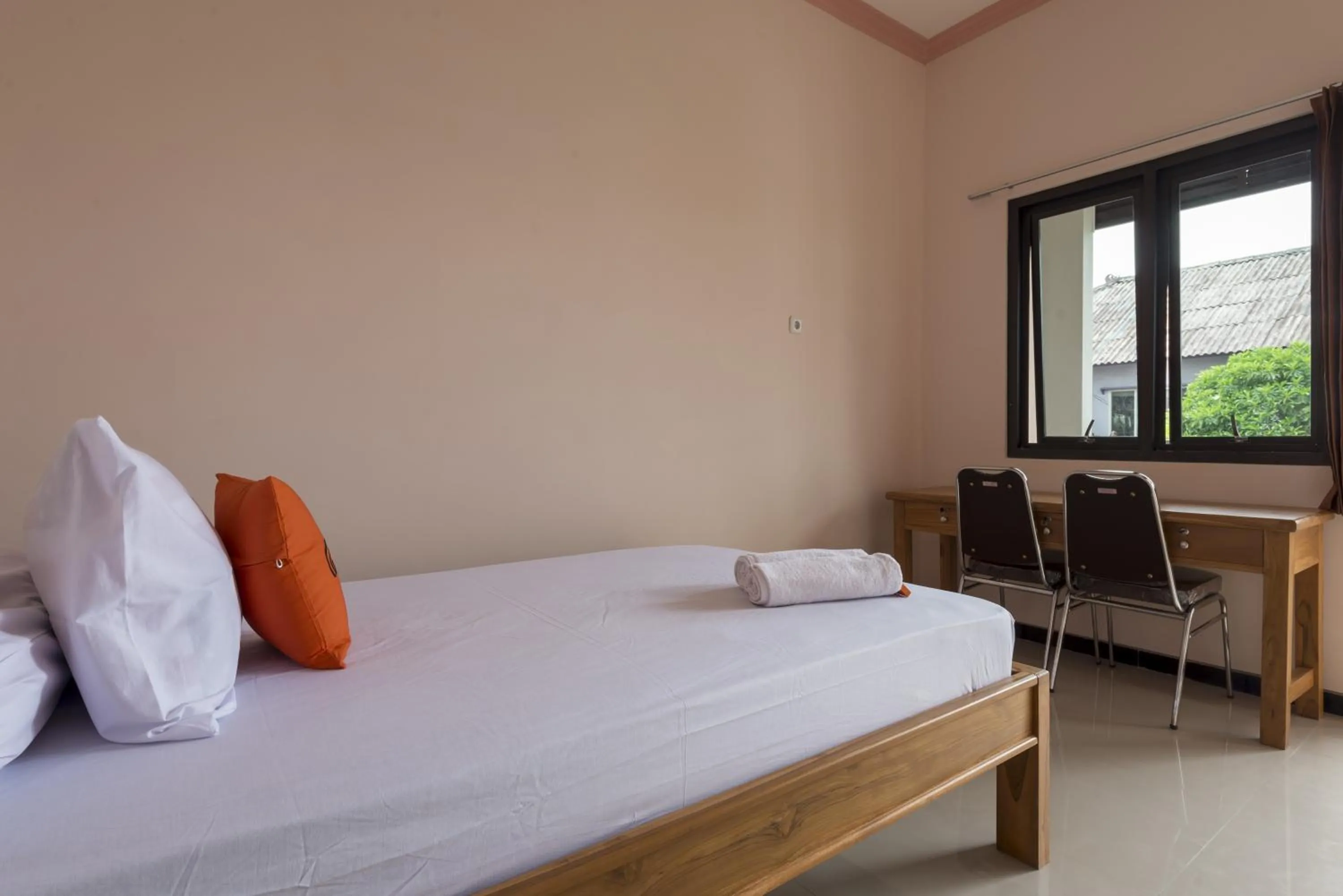 Bed in Nilskost Syariah RedPartner near UPN Surabaya