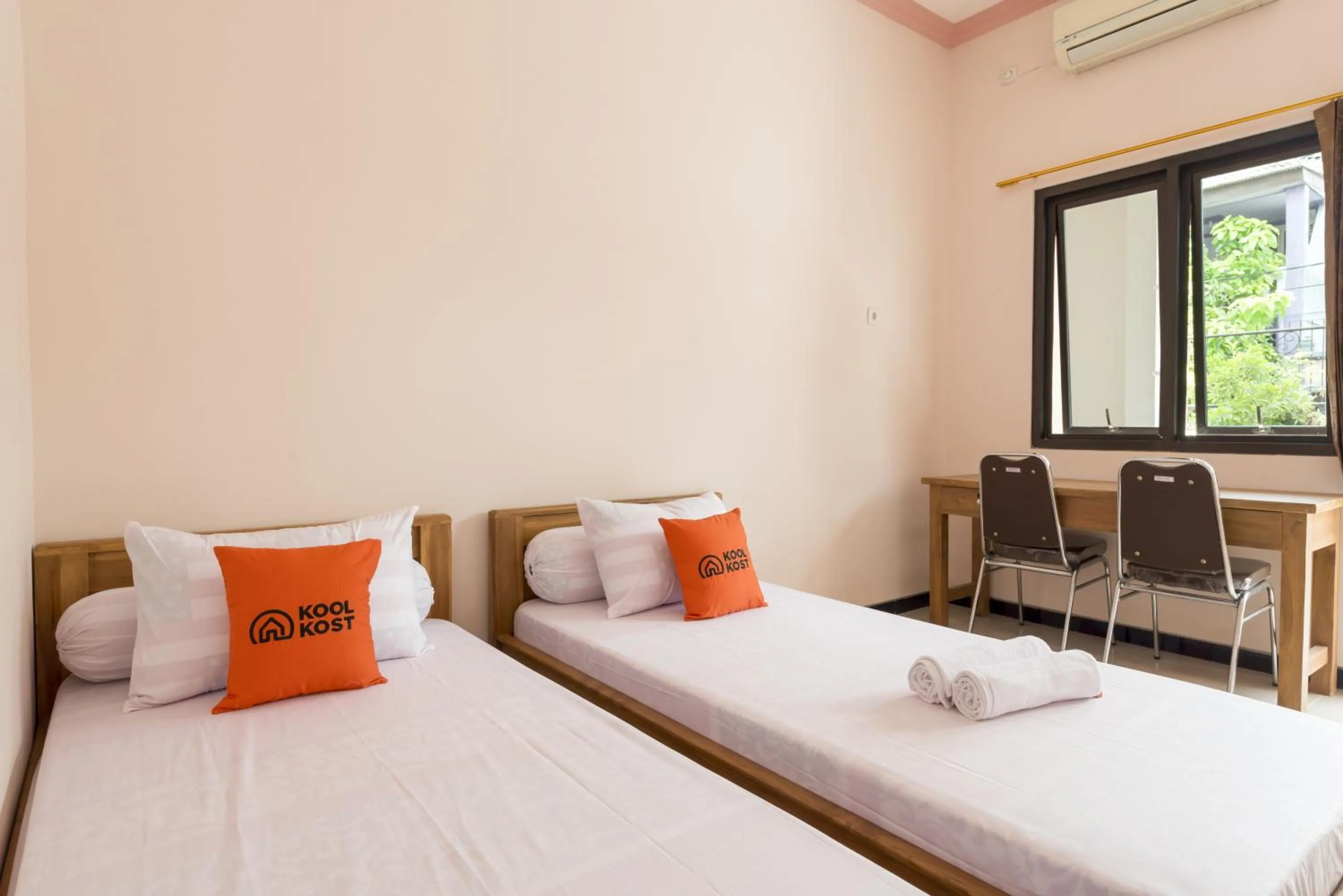 Bed in Nilskost Syariah RedPartner near UPN Surabaya