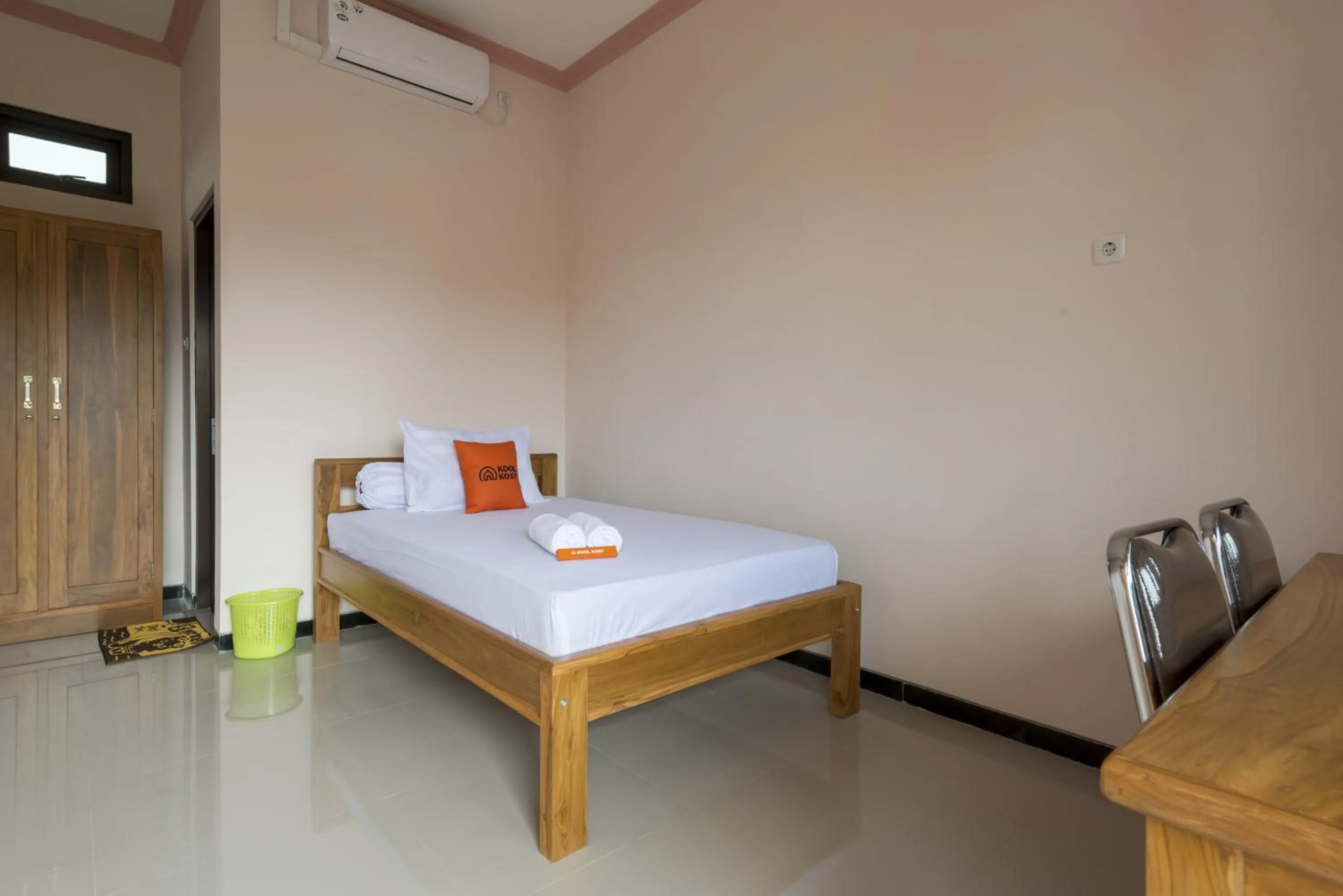 Bed in Nilskost Syariah RedPartner near UPN Surabaya