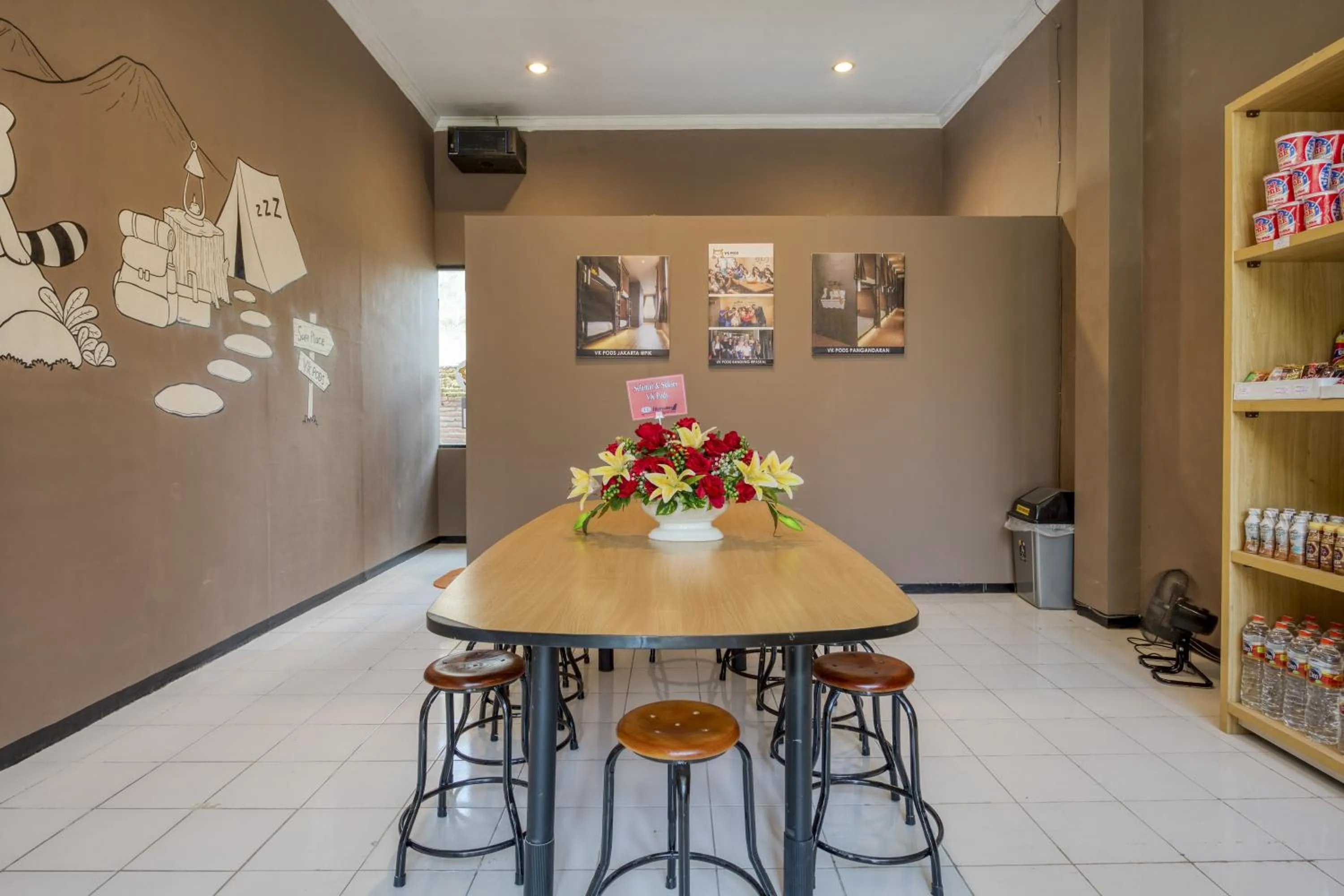 Lounge or bar in Reddoorz Hostel near Malang Train Station 3