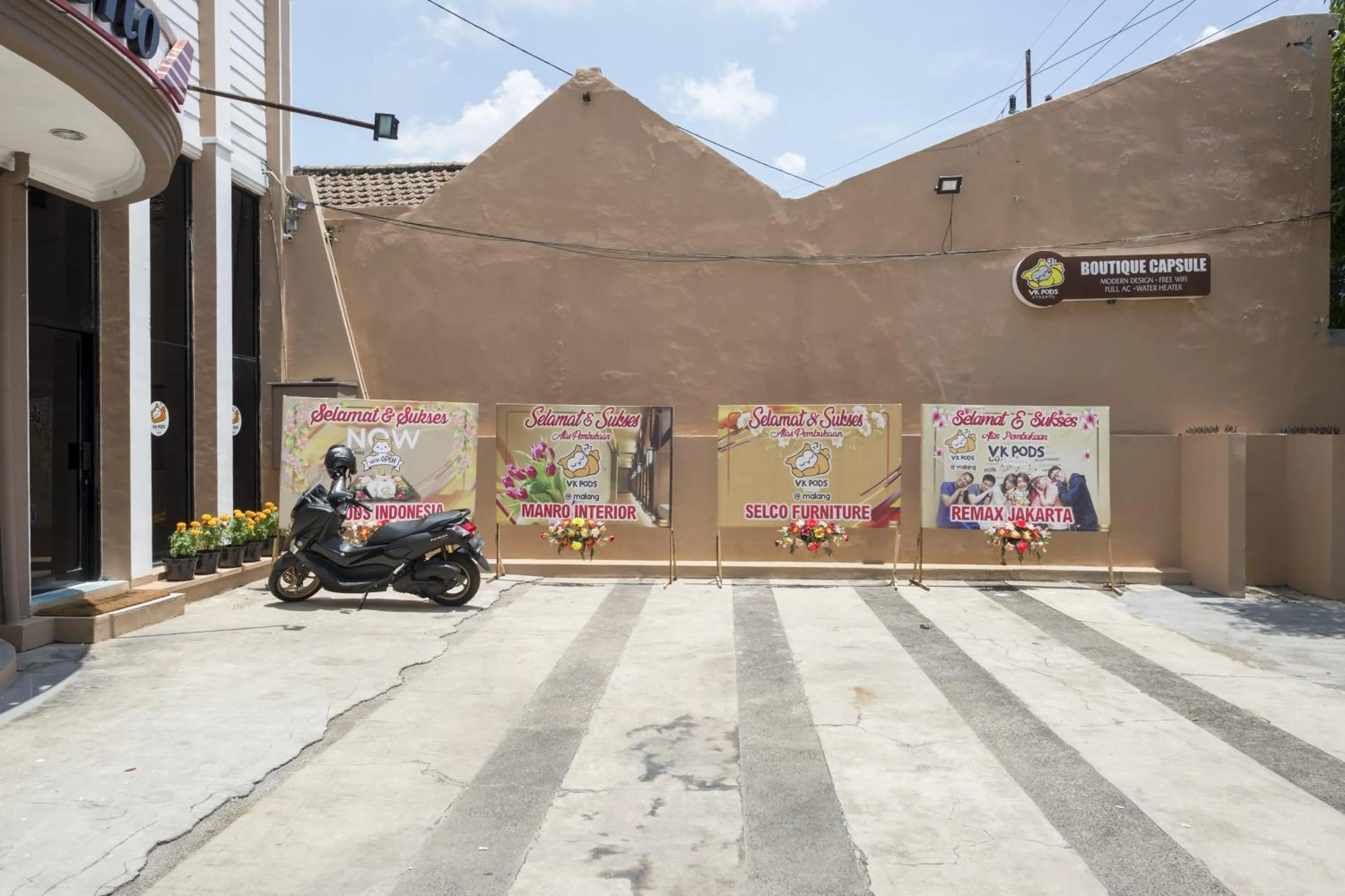 Property logo or sign in Reddoorz Hostel near Malang Train Station 3